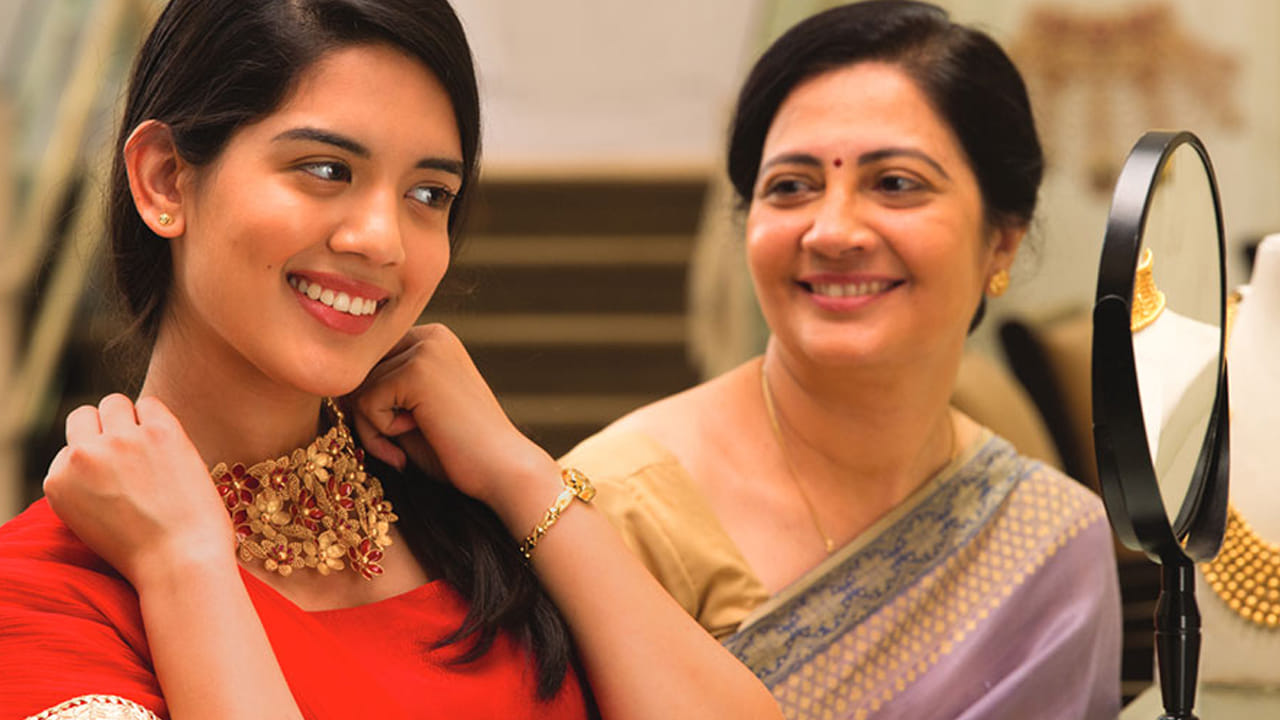 చెన్నైలో 24 క్యారెట్ల గోల్డ్ రేటు రూ.1,43,790 వద్ద కొనసాగుతుండగా.. 22 క్యారెట్ల ధర రూ.1,31,810గా ఉంది. అటు బెంగళూరులో 24 క్యారెట్ల స్వచ్చమైన బంగారం ధర రూ.1,43,290 దగ్గర ట్రేడవుతోండగా.. 22 క్యారెట్ల రేటు రూ.1,31,350గా ఉంది.
