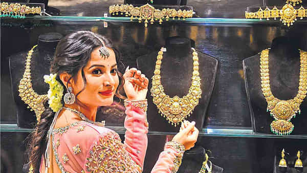 Gold Price Today: మహిళలకు శుభవార్త.. బంగారం ధరలకు బ్రేకులు.. భారీగా దిగి వస్తున్న పసిడి