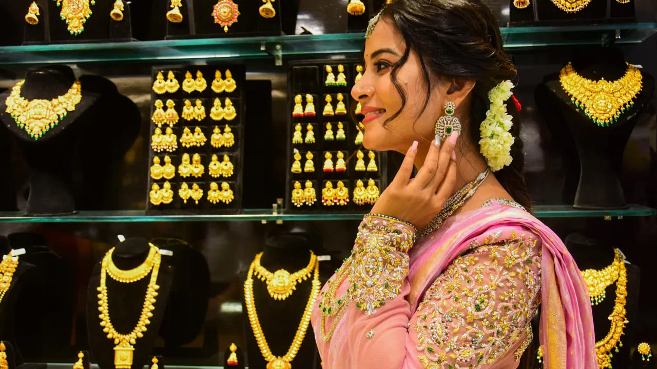 Gold Rates: పండుగ చేస్కోండి.. బంగారం ధరలు మరింత తగ్గనున్నాయ్..! ఒకేసారి ఎంతో తెలుసా..?