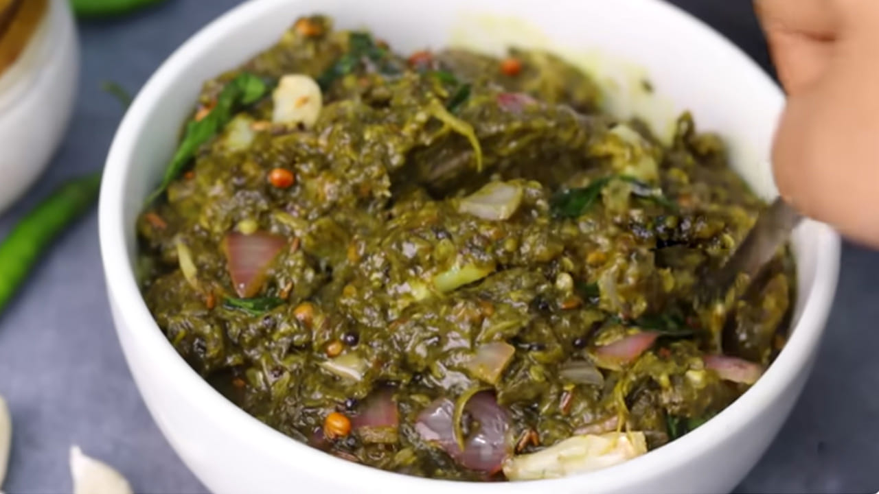 గోంగూర పచ్చడి (Gongura Pachadi) తయారీ ఒక్కో ప్రాంతంలో ఒక్కో విధంగా ఉంటుంది. అయితే పర్ఫెక్ట్ కొలతలతో ఈ కింది విధంగా చేస్తే మళ్లీ మళ్లీ చేసుకుని తింటారు. వేడి అన్నంలో కాస్తంత గోంగూర పచ్చడి వేసుకుని వానాకాలం చల్లని పూట తింటే ఉంటుంది సామీ.. ఇంకెందుకు ఆలస్యం ఆంధ్రా స్టైల్ గోంగూర పచ్చడి ఎలా వండాలో ఇక్కడ తెలుసుకుందాం..
