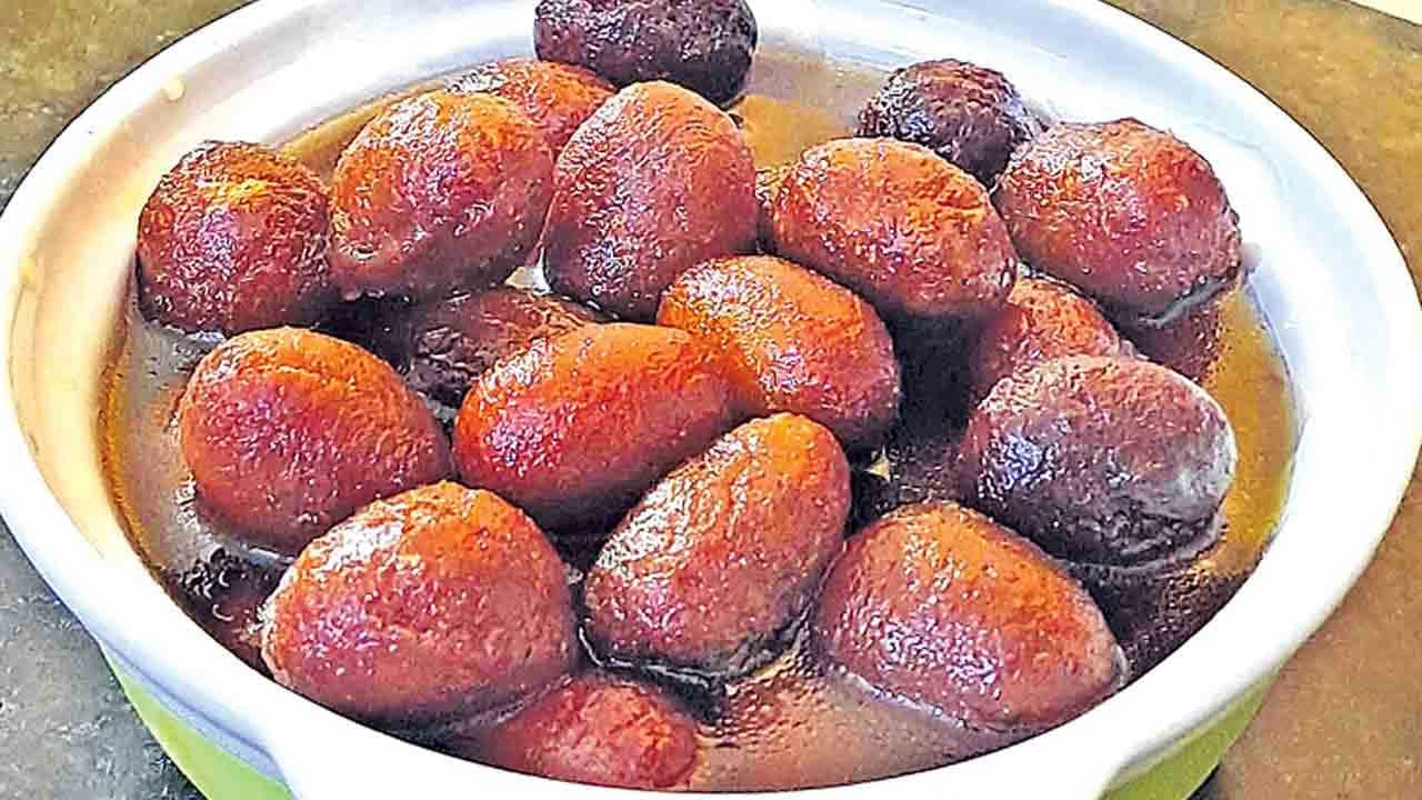 ఇక ఇలా గాడిదలకు గులాబ్ జామ్ తినిపించడం మంచిది కాదు అని వెటర్నరీ నిపుణులు తెలియజేస్తున్నారు. గాడిదలకు గులాబ్ జామ్ తినిపించడం వలన సమస్యలు వస్తాయి, ఇది రెగ్యులర్ డైట్లో ఉండకూడదని వారు హెచ్చరిస్తున్నారు. ఇక ప్రస్తుతం చాలా రాష్ట్రాల్లో వర్షాలు సరిగ్గా పడక పోవడంతో చాలా ప్రాంతాల్లోని ప్రజలు ఇలా వింత వింత ఆచారాలు పాటిస్తున్నారు.