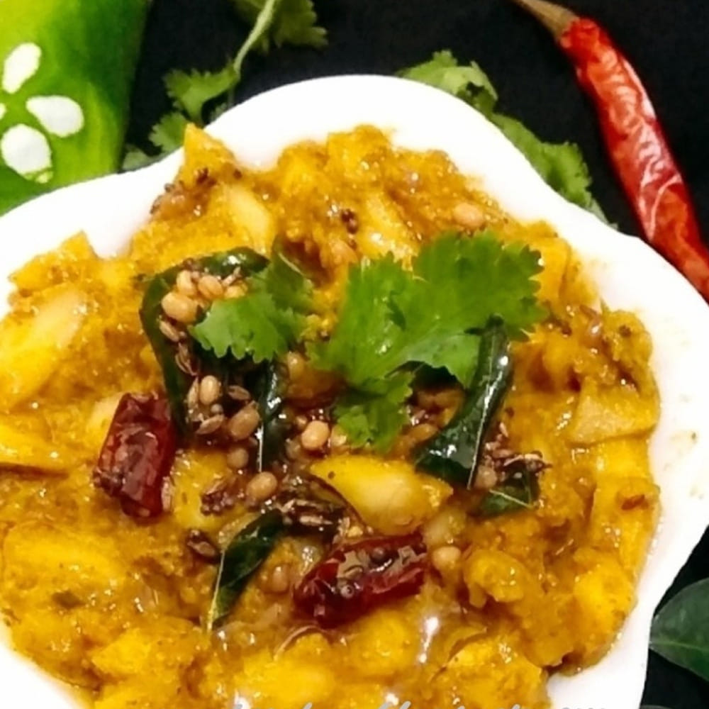ఈ పచ్చడి తయారీ విధానం ఎంతో సులభం, పైగా ఇందులో ఒక్క చుక్క నీరు కూడా వాడం కాబట్టి ఇది కొన్ని రోజుల పాటు పాడవకుండా నిల్వ ఉంటుంది. ముందుగా లేత బూడిద గుమ్మడికాయను తీసుకుని, చెక్కు తీసి చిన్న చిన్న ముక్కలుగా కట్ చేసుకోవాలి. ఇప్పుడు బాండీలో కొద్దిగా నూనె వేసి ఎండుమిరపకాయలు, ధనియాలు, జీలకర్ర, మరియు తెల్ల నువ్వులు వేసి సన్నటి మంటపై మాడకుండా దోరగా వేయించి ఒక ప్లేట్‌లోకి తీసుకోవాలి.
