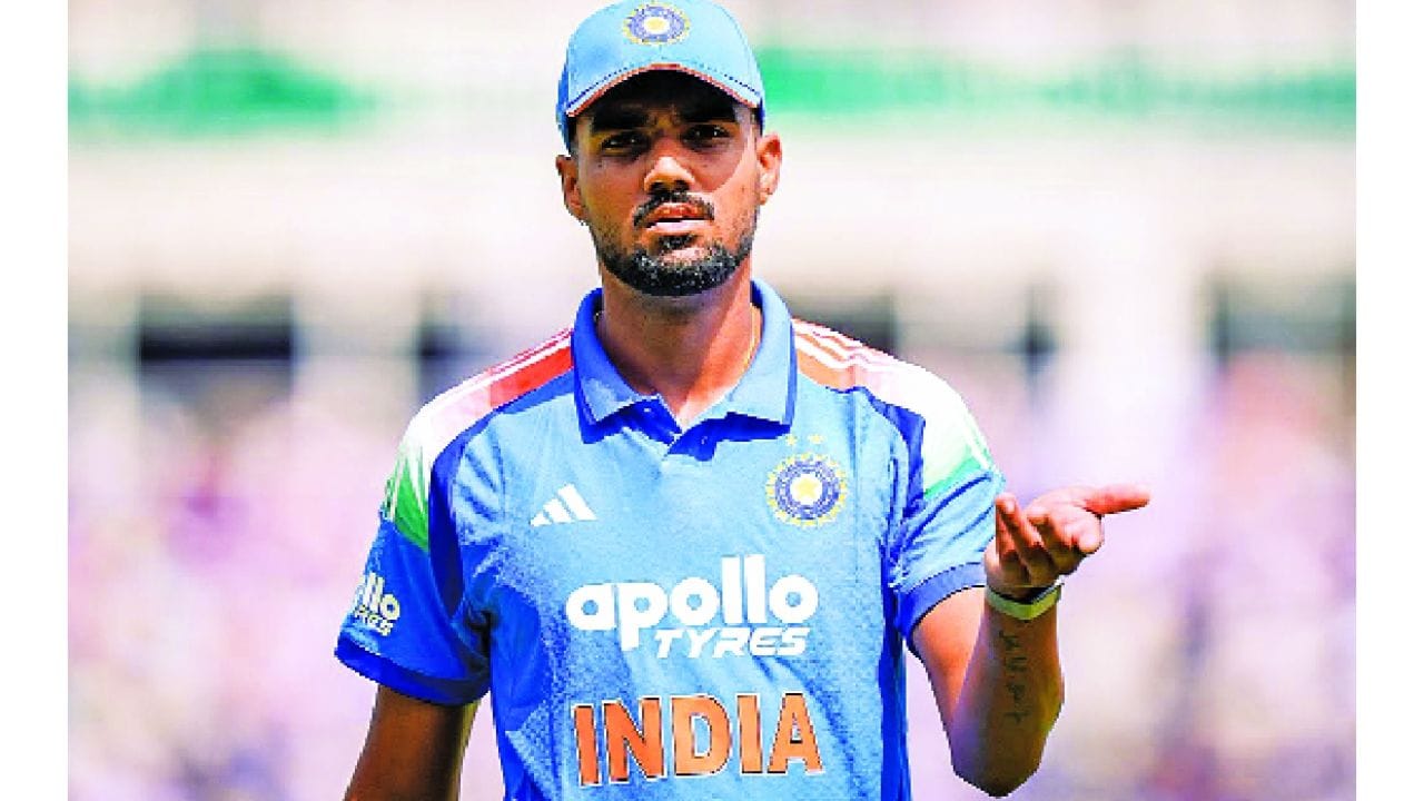 క్రికెట్ ప్రపంచంలో ఎంతటి దిగ్గజ బౌలర్కైనా కొన్ని రోజులు చేదు జ్ఞాపకాలను మిగులుస్తాయి. ప్రత్యర్థి బ్యాటర్లు పూనకం వచ్చినట్లు విరుచుకుపడుతుంటే బంతులు ఎక్కడ వేయాలో తెలియక తలపట్టుకోవడం బౌలర్ల వంతవుతుంది. తాజాగా లార్డ్స్ మైదానంలో ఇంగ్లాండ్తో జరిగిన వన్డేలో యువ బౌలర్ గుర్నూర్ బ్రార్ సరిగ్గా ఇలాంటి భయంకరమైన పరిస్థితినే ఎదుర్కొని, ఒక అపకీర్తి రికార్డును తన ఖాతాలో వేసుకున్నాడు.