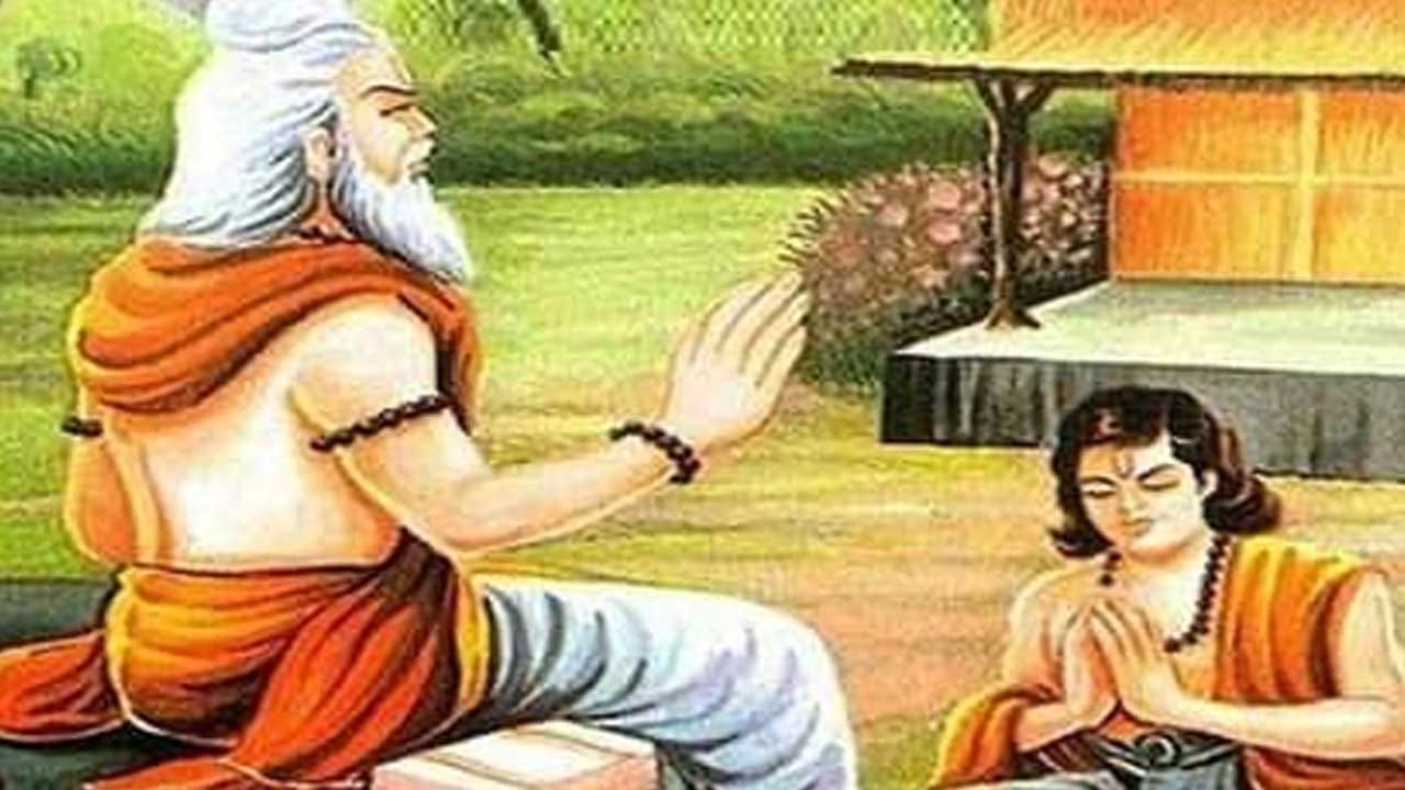 గురు పౌర్ణమి రోజు లక్ష్మీదేవిని పూజించడం వలన ఆర్థిక సమస్యలు తొలిగిపోయి, సంపద పెరుగుతుందంట. అంతే కాకుండా , ఈరోజు గణేశుడిని పూజించడం వలన అనుకున్న పనులు అన్నీ కూడా సకాలంలో పూర్తి అవుతాయని చెబుతున్నారు పండితులు,ఆర్థిక పరిస్థితి మెరుగు పడి, ధన లాభం కలుగుతుంది. అన్ని విధాల ప్రయోజనం చేకూరుతుందంట. అందుకే ఈరోజు వీరిని పూజించాలి.