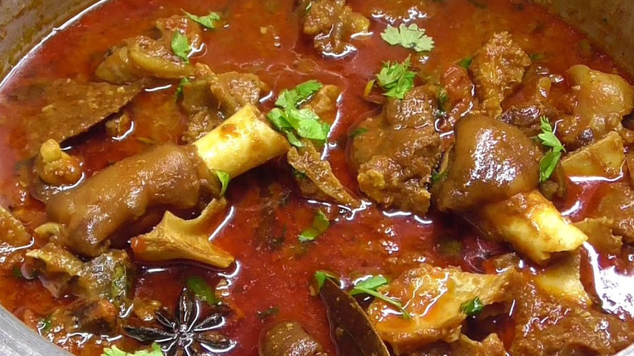ఆంధ్రా వంటల్లో ఈ తలకాయ కూరకు ఎప్పుడూ కూడా ప్రత్యేక స్థానం ఉంటుంది. ఎందుకంటే ఈ కూర అంత రుచిగా ఉంటుంది మరి. 
అయితే, దీనిని మీరు మసాలాలు, సరైన విధంగా చేస్తే ఈ తలకాయ కూర నీచు వాసన అస్సలు రాదు. మరి, ఇంకెందుకు లేట్,  దీనికి కావాల్సిన పదార్దాలు, ఎలా చేయాలో ఇక్కడ వివరంగా చదివి తెలుసుకుందాం..