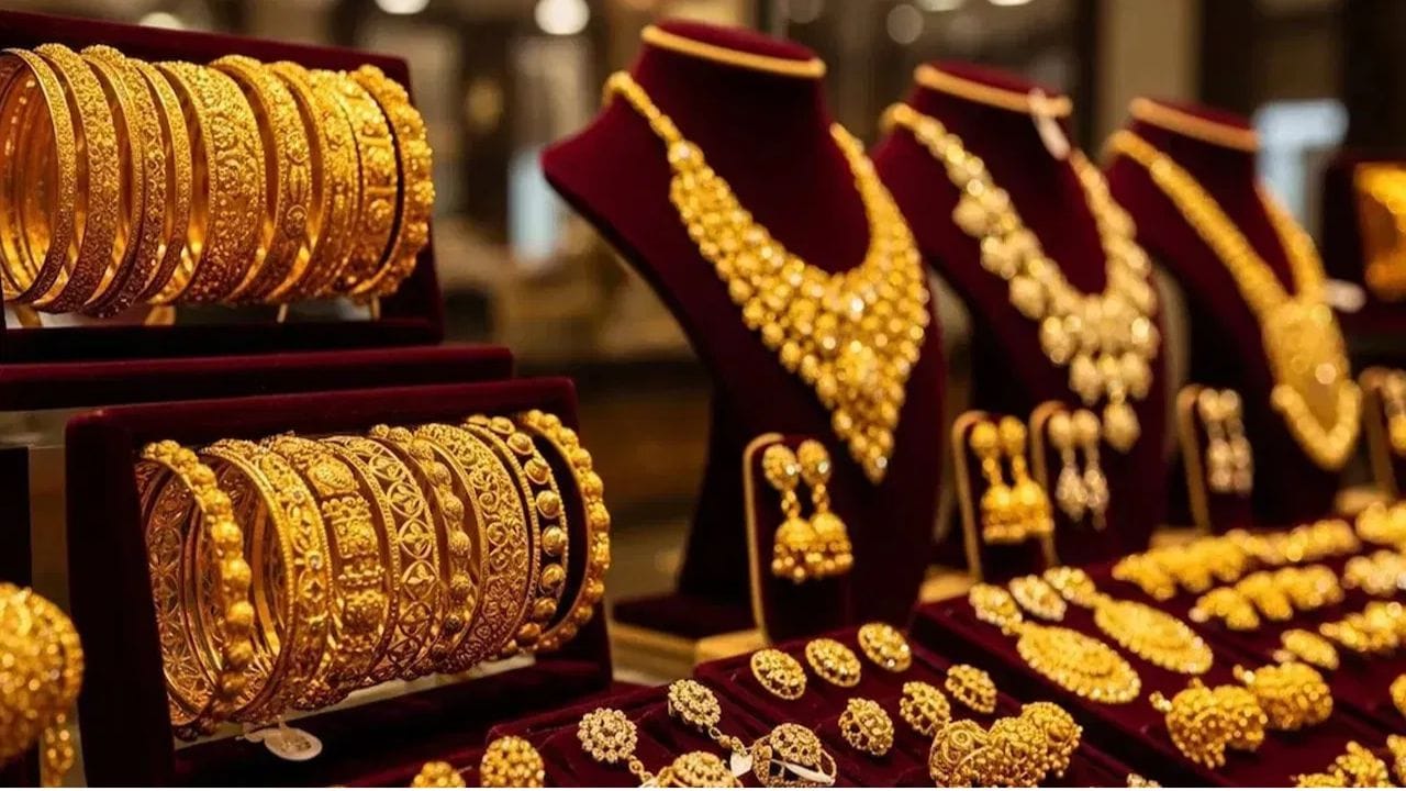  జనవరిలో బంగారం ధరలు పెరిగి, గ్రాముకు రూ. 16,000 పైగా అమ్ముడైనప్పటికీ, మార్చి నుండి జూలై వరకు బంగారం ధరలు మందకొడిగా ఉన్నాయి. ముఖ్యంగా జూన్‌లో నిరంతర క్షీణత తర్వాత, బంగారం గ్రాముకు రూ. 13,000కు అమ్ముడైంది. ఈ పరిస్థితిలో జూలైలో స్వల్ప ధర పెరుగుదలను చూసిన బంగారం.. ఆగస్టులో నిరంతరం పెరుగుతోంది.