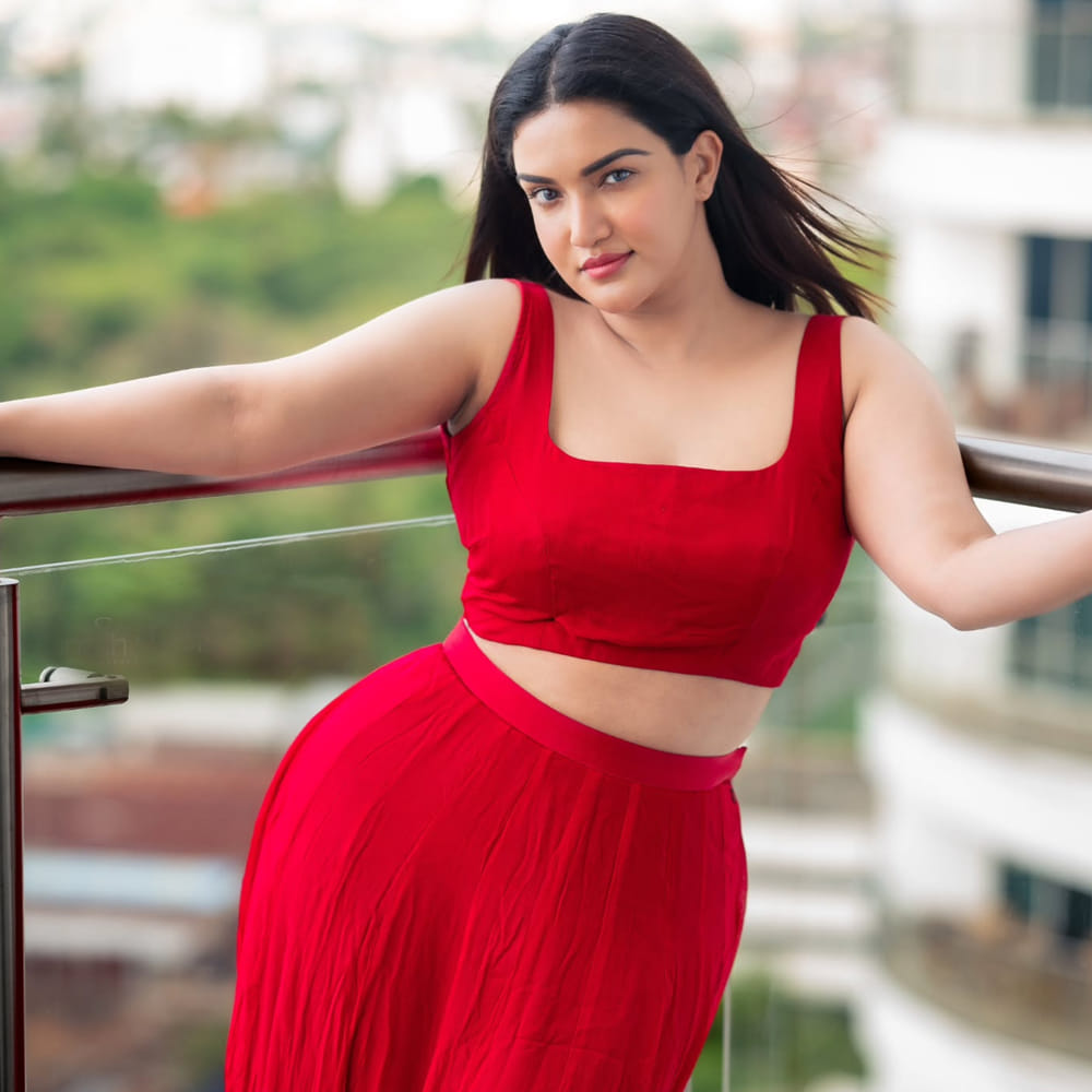 హానీ రోజ్.. ఒకే ఒక్క సినిమాతో విపరీతమైన క్రేజ్ తెచ్చుకుంది. హనీరోజ్.. తెలుగులో ఈ అమ్మడు ఒకే ఒక్క సినిమాతో కుర్రాళ్ళ హాట్ ఫెవరెట్ అయ్యిపోయింది. మలయాళ ఇండస్ట్రీ నుంచి వచ్చిన ఈ ముద్దుగుమ్మ.. తెలుగులో మంచి క్రేజ్ సొంతం చేసుకుంది. నట సింహం నందమూరి బాలకృష్ణ హీరోగా నటించిన వీర సింహారెడ్డి సినిమాతో తెలుగు ప్రేక్షకులను మెప్పించింది ఈ ముద్దుగుమ్మ.