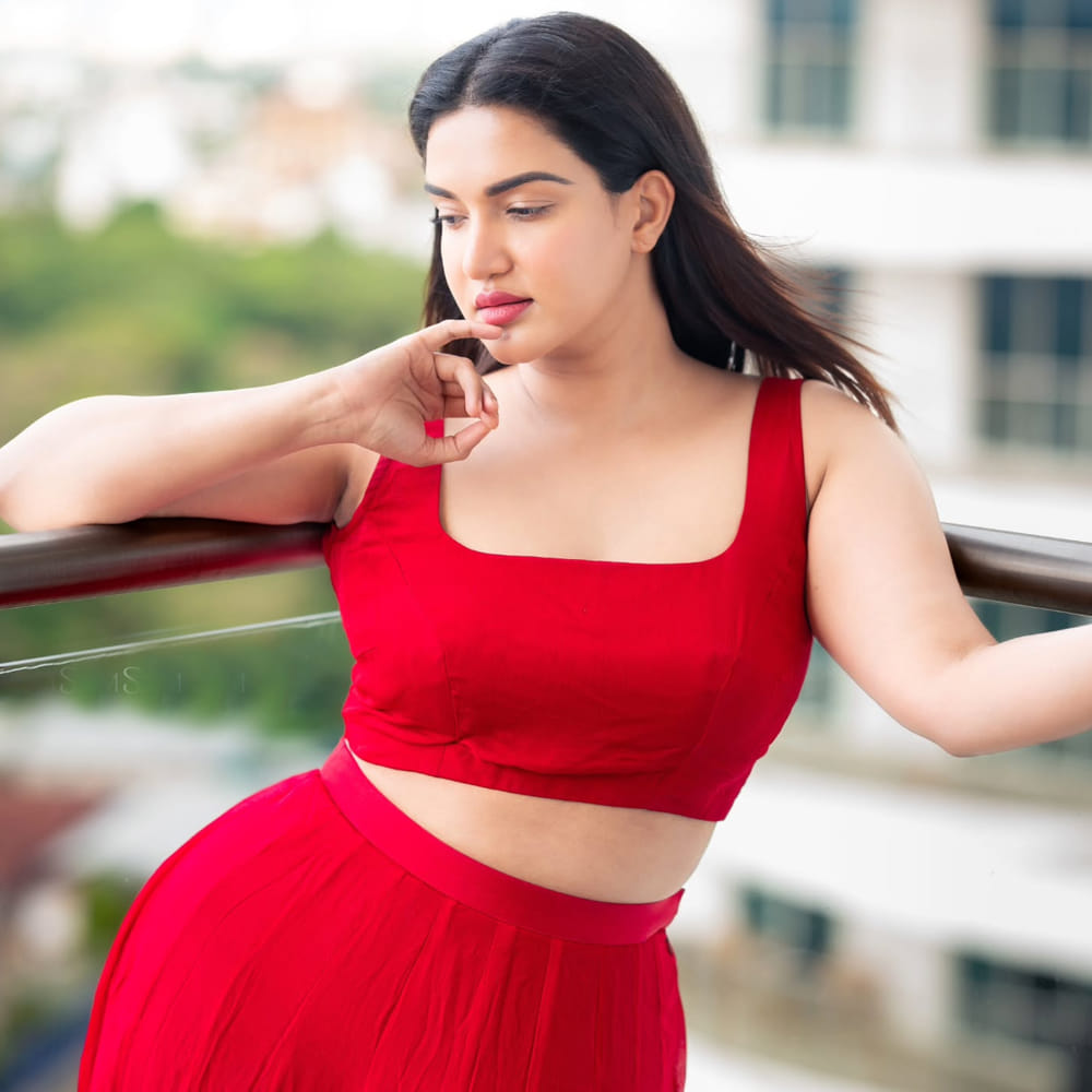 వీరసింహారెడ్డి సినిమాలో రెండు డిఫరెట్ షేడ్స్ ఉన్న పాత్రలో నటించి ఆకట్టుకుంది ఈ చిన్నది. బాలకృష్ణ తల్లిగా, భార్యగా నటించి మెప్పించింది. అలాగే ఈ అమ్మడు అందంతోనే కాదు నటన పరంగాను మంచి మార్కులు తెచ్చుకుంది. అయితే ఈ సినిమా తర్వాత హనీ రోజ్ సినిమాలు చేయలేదు. కానీ సోషల్ మీడియాలో మాత్రం చాలా యాక్టివ్ గా ఉంటుంది. రెగ్యులర్ గా ఫోటోలు షేర్ చేస్తూ అభిమానులను కవ్విస్తుంది ఈ ముద్దుగుమ్మ.