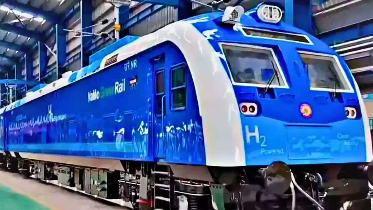 ఈ ట్రైన్లో మొత్తం 10 కోచ్లు ఉండగా.. 682 సీట్లు ఉన్నాయి. ఒకేసారి 2,600 మంది ప్రయాణీకులు ఇందులో ప్రయాణం చేయవచ్చు. ఇందులో కేవలం నాన్ ఏసీ కోచ్లు మాత్రమే ఉంటాయి. వీటిల్లో విలాసవంతమైన సీట్లు, మొబైల్ ఛార్జింగ్ సాకెట్లు, ప్రయాణీకుల సేఫ్టీ కోసం హైడ్రోజన్ లీక్ డిటెక్షన్ సిస్టమ్ వంటి ఫీచర్లు ఉన్నాయి. హర్యానాలోని జింద్ రైల్వే స్టేషన్లో ప్రధాని మోదీ పచ్చ జెండా ఊపి ఈ ట్రైన్ను ప్రారంభించనున్నారు.