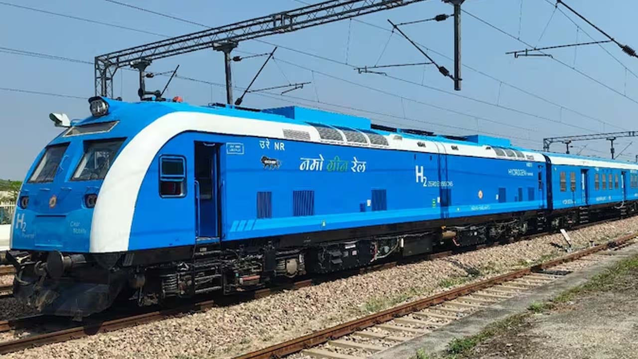 Indian Railways Hydrogen Train: ప్రతిరోజూ లక్షలాది మంది ప్రజలు భారతీయ రైళ్లలో ప్రయాణిస్తారు. బుల్లెట్ రైలు నుండి వందే భారత్ వరకు అనేక రైళ్లు ప్రయాణికులకు ప్రత్యేక సౌకర్యాలను అందిస్తాయి. అయితే భారతదేశపు మొట్టమొదటి హైడ్రోజన్ రైలు ప్రారంభం కాబోతోందని మీకు తెలుసా? ప్రధానమంత్రి నరేంద్ర మోదీ జూలై 17న హర్యానాలోని జింద్ నుండి దేశపు మొట్టమొదటి హైడ్రోజన్ రైలును జెండా ఊపి ప్రారంభించనున్నారు. ఈ రైలు జింద్-సోనిపత్ మార్గంలో గంటకు 75 కిలోమీటర్ల ప్రారంభ వేగంతో నడుస్తుంది.