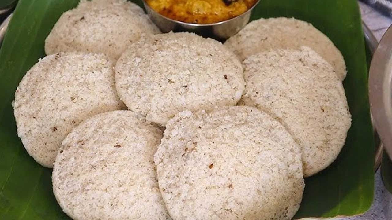 వెజిటేబుల్ ఇడ్లీ తయారు చేయడానికి కావాల్సిన పదార్థాలు : అర కేజీ ఇడ్లీ రవ్వ, పెరుగు, కూరగాయలు తరిగినవి ఒక కప్పు, పచ్చి బఠానీ, క్యాలీఫ్లవర్, పచ్చి మిరపకాయలు,క్యారెట్, క్యాప్సికం, రుచికి సరిపడ ఉప్పు, రెండు టీ స్పూన్ల ఇనో ఉప్పు. ఈ పదార్థాలతో చాలా సులభంగా వెజిటేబుల్ ఇడ్లీని ప్రిపేర్ చేయవచ్చును.