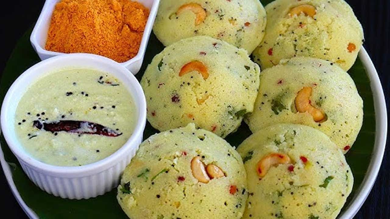 చాలా వరకు ప్రతి ఒక్కరూ నార్మల్ ఇడ్లీ చేస్తుంటారు. అయితే దీని కంటే వెజిటేబుల్స్ కలిపి వెజిటేబుల్ ఇడ్లీ చేయడం వలన అది రుచికరంగా ఉండటమే కాకుండా పిల్లల ఆరోగ్యానికి కూడా మేలు చేస్తుంది. అందులో పోషకాలు పుష్కలంగా ఉంటాయి. అందువలన ఈ వెజిటేబుల్ ఇడ్లీని పిల్లలు ఒక్కటి తిన్నా చాలు కడుపు నిండిన భావన కలగడమే కాకుండా వారి ఆరోగ్యానికి ఇది మేలు చేస్తుంది.