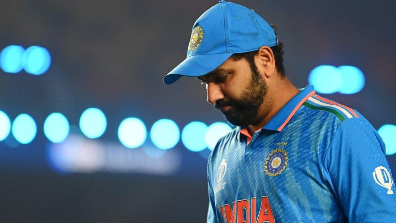 Rohit Sharma ODI Retirement: భారత క్రికెట్ చరిత్రలోనే అత్యంత విజయవంతమైన ఓపెనర్లలో ఒకరైన హిట్మ్యాన్ రోహిత్ శర్మ వన్డే కెరీర్కు తెరపడనుంది. ప్రస్తుత ఇంగ్లాండ్ సిరీస్ ముగిసిన వెంటనే అతడు వన్డే అంతర్జాతీయ క్రికెట్ నుంచి వైదొలగనున్నట్లు తెలుస్తోంది. అలాగే 2027 ప్రపంచకప్ ప్రణాళికల నుంచి సెలెక్టర్లు అతడిని పూర్తిగా పక్కన పెట్టేశారు.