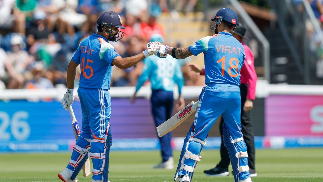 Virat Kohli Retirement: భారత వన్డే జట్టు భవిష్యత్తు ప్రణాళికల నుంచి రోహిత్ శర్మను సెలక్టర్లు పక్కన పెట్టారనే వార్తలతో క్రికెట్ లోకం షాక్కు గురైంది. ఈ నేపథ్యంలో, అభిమానుల గుండెల్లో ఒకటే ఆందోళన మొదలైంది. ‘హిట్మ్యాన్’ దారిలోనే పయనిస్తూ రన్ మెషిన్ విరాట్ కోహ్లీ కూడా 2027 ప్రపంచ కప్నకు ముందే వన్డే క్రికెట్కు గుడ్బై చెప్పేస్తారా? దీనిపై జాతీయ మీడియాలో వచ్చిన అసలు నిజాలేంటో ఇప్పుడు చూద్దాం.