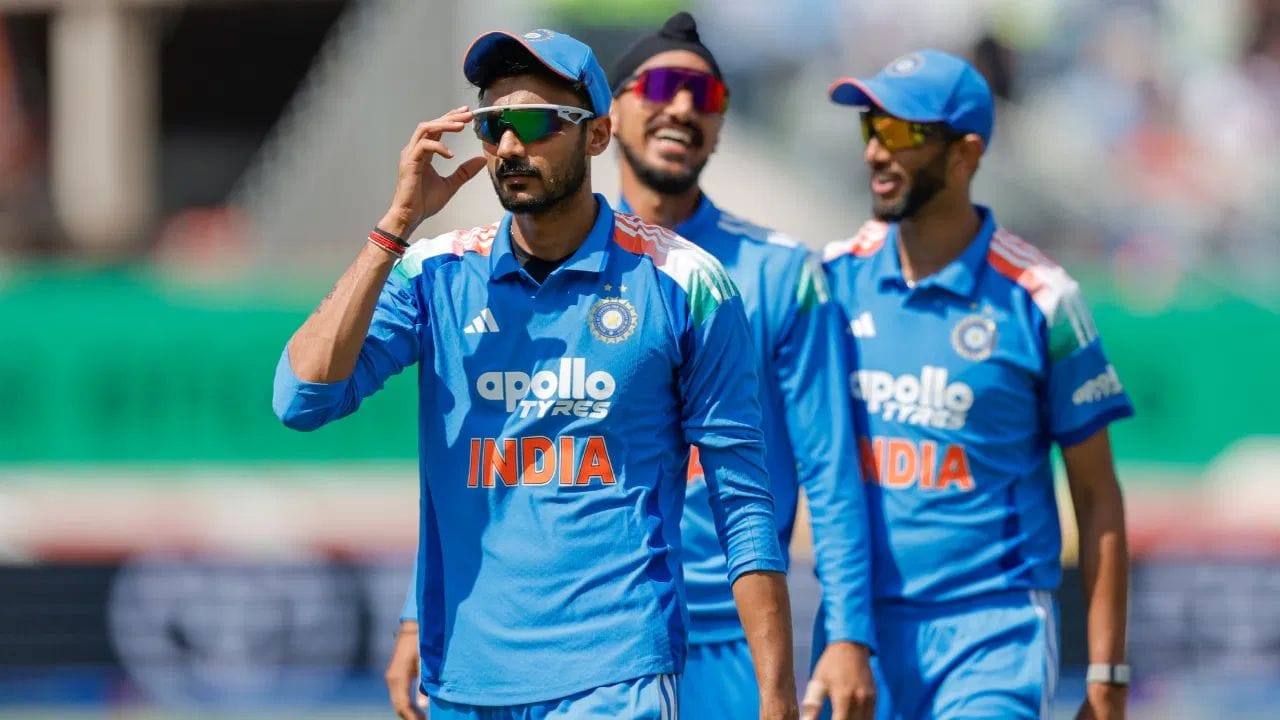 Akshar Patel 4 Wicket Haul: ఇంగ్లాండ్‌తో జరిగిన తొలి వన్డేలో టీమ్ ఇండియా బౌలింగ్ అద్భుతంగా రాణించింది. మొదట బ్యాటింగ్ చేసిన ఇంగ్లాండ్ అద్భుతమైన ఆరంభాన్ని అందుకుంది. కానీ ఆ తర్వాత టీమ్ ఇండియా బౌలర్లు క్రమం తప్పకుండా వికెట్లు తీసి ఇంగ్లాండ్ బ్యాటింగ్ విభాగాన్ని కట్టడి చేశారు. (PC-BCCI X)
