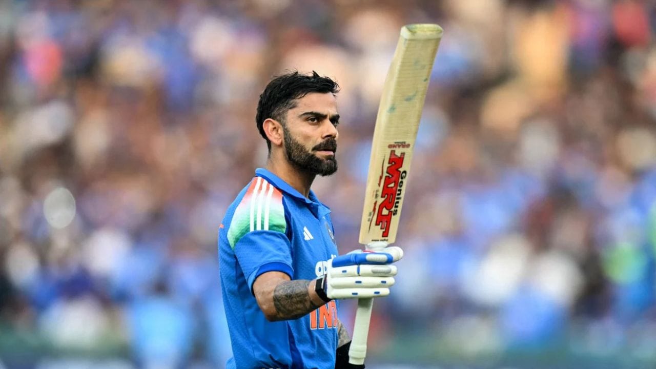 Virat Kohli Records: ప్రపంచ క్రికెట్ చరిత్రలో ఎంతో మంది దిగ్గజాలు వచ్చారు, వెళ్లారు. కానీ 'కింగ్ కోహ్లీ' సృష్టించిన ప్రభంజనం మాత్రం ఎప్పటికీ ప్రత్యేకమే. మైదానంలో అడుగుపెడితే చాలు రికార్డుల వేట మొదలుపెట్టే విరాట్ కోహ్లీ ఖాతాలో ఎన్నో అద్భుతాలు ఉన్నాయి. అయితే, ఆయన సాధించిన కొన్ని మైలురాళ్లను అధిగమించడం భవిష్యత్తు తరాలకు దాదాపు అసాధ్యమని చెప్పవచ్చు. ఆ అరుదైన టాప్ 3 రికార్డులపై ఓ లుక్కేద్దాం.