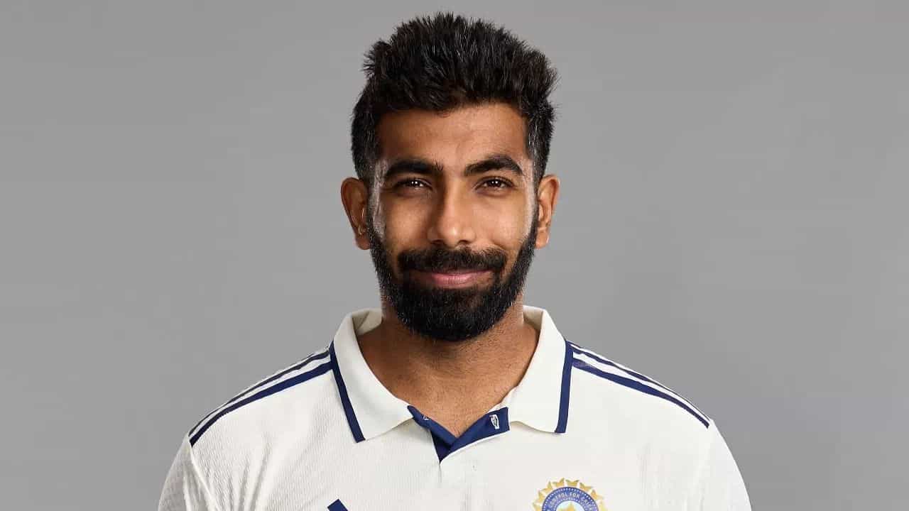 జస్ప్రీత్ బుమ్రా: టీమిండియా పేసర్ జస్ప్రీత్ బుమ్రా ఎడమ మోకాలి గాయం నుంచి కోలుకుంటున్నాడు. ఆగస్టు 15 నాటికి పూర్తిగా ఫిట్‌గా ఉండే అవకాశం ఉంది. అందువల్ల, శ్రీలంక సిరీస్‌కు బుమ్రాను ఎంపిక చేయాలని సెలక్షన్ కమిటీ నిర్ణయించినట్లు సమాచారం.