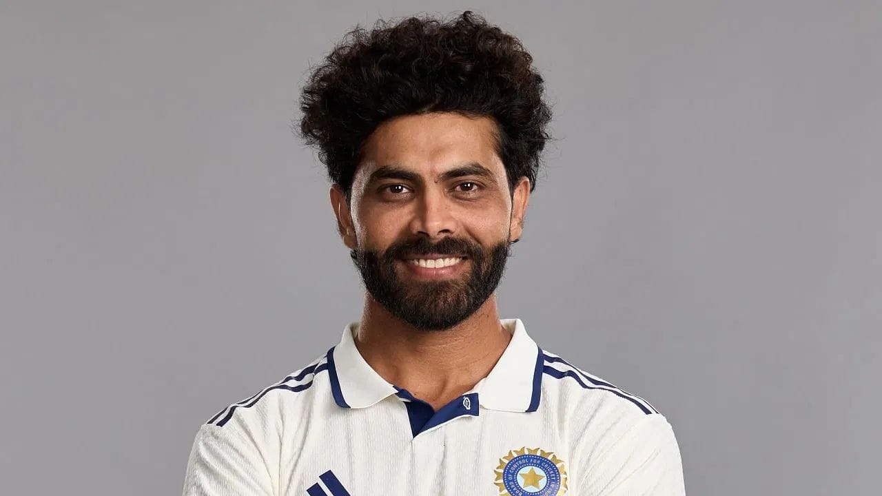 రవీంద్ర జడేజా: గాయం కారణంగా మే నెల నుంచి ఆటకు దూరమైన స్టార్ ఆల్-రౌండర్ రవీంద్ర జడేజా ఇప్పుడు పూర్తిగా కోలుకుని జట్టులోకి తిరిగి రానున్నాడు. శ్రీలంకలోని స్పిన్‌కు అనుకూలమైన పిచ్‌లపై జడేజా రాక భారత్‌కు పెద్ద బలాన్ని చేకూరుస్తుంది.