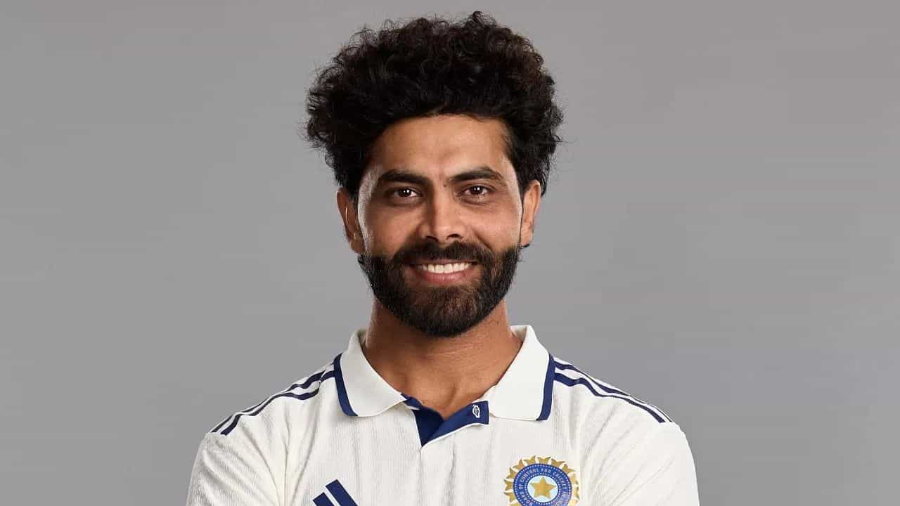 రవీంద్ర జడేజా: గాయం కారణంగా మే నెల నుంచి ఆటకు దూరమైన స్టార్ ఆల్-రౌండర్ రవీంద్ర జడేజా ఇప్పుడు పూర్తిగా కోలుకుని జట్టులోకి తిరిగి రానున్నాడు. శ్రీలంకలోని స్పిన్‌కు అనుకూలమైన పిచ్‌లపై జడేజా రాక భారత్‌కు పెద్ద బలాన్ని చేకూరుస్తుంది.