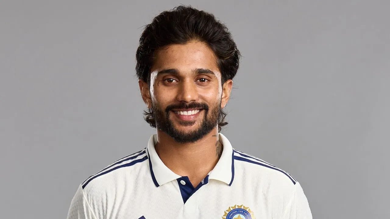 నితీష్ కుమార్ రెడ్డి: యువ ఆల్‌రౌండర్ నితీష్ కుమార్ రెడ్డి కూడా తొడ కండరాల గాయం నుంచి పూర్తిగా కోలుకోనందున ఎంపికకు అందుబాటులో లేడని బీసీసీఐ వర్గాలు ధృవీకరించాయి. అందువల్ల, నితీష్ రెడ్డి శ్రీలంకతో జరిగే టెస్ట్ సిరీస్‌లో కూడా ఆడడు.