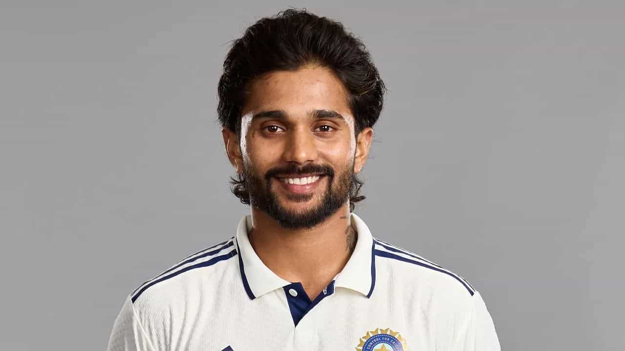 నితీష్ కుమార్ రెడ్డి: యువ ఆల్‌రౌండర్ నితీష్ కుమార్ రెడ్డి కూడా తొడ కండరాల గాయం నుంచి పూర్తిగా కోలుకోనందున ఎంపికకు అందుబాటులో లేడని బీసీసీఐ వర్గాలు ధృవీకరించాయి. అందువల్ల, నితీష్ రెడ్డి శ్రీలంకతో జరిగే టెస్ట్ సిరీస్‌లో కూడా ఆడడు.