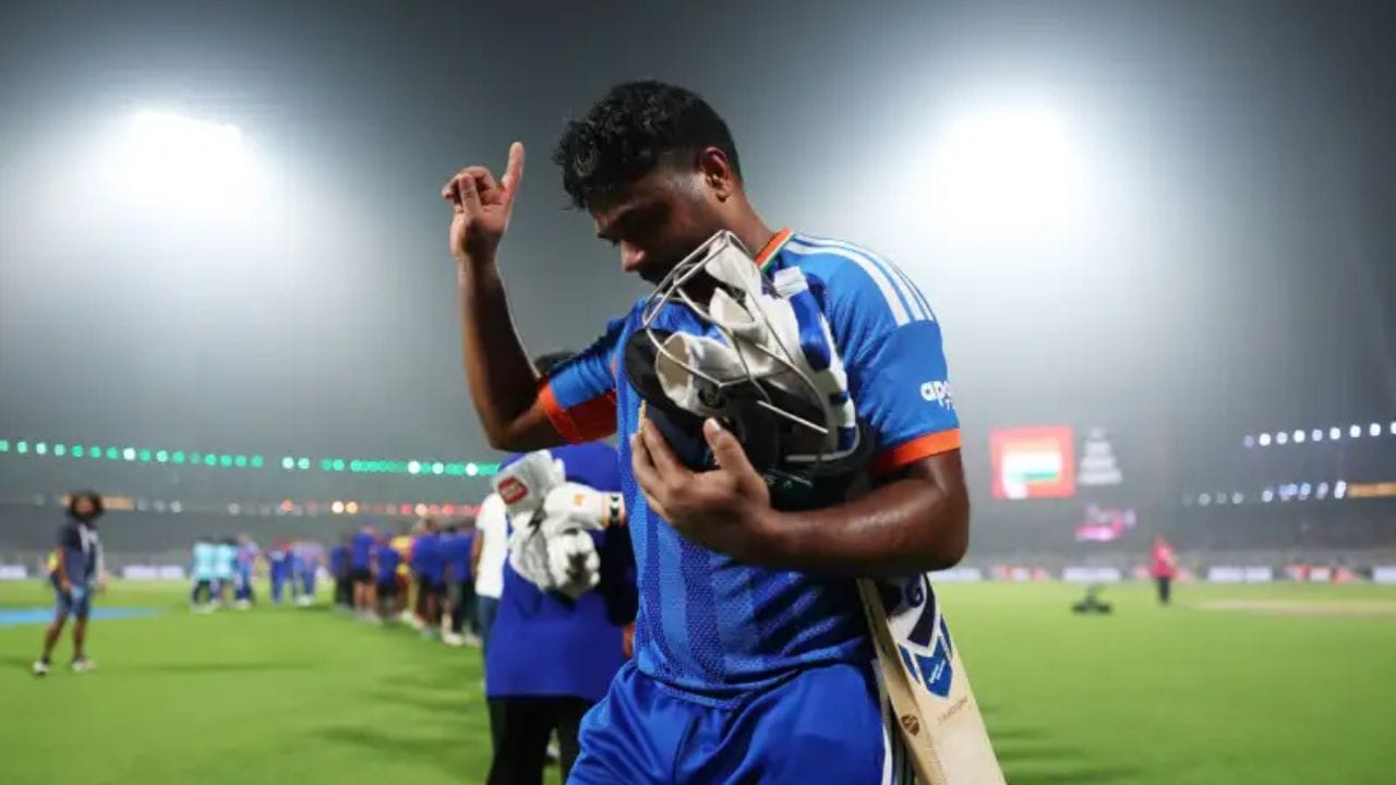 వన్ డౌన్ స్థానంలో సంజూ శాంసన్.. ఇకపై జట్టులో శాశ్వత చోటు..: ఈ అర్ధరాత్రి చర్చల అనంతరం బీసీసీఐ ఒక కీలక నిర్ణయానికి వచ్చింది. సంజూ శాంసన్‌కు ఇకపై టీ20 తుది జట్టులో (ప్లేయింగ్ 11) నిరంతరం అవకాశం ఇవ్వాలని నిర్ణయించింది. మూడో స్థానం (వన్ డౌన్) నుంచి ఇషాన్ కిషన్‌ను తప్పించి, ఆ స్థానంలో సంజూ శాంసన్‌ను బరిలోకి దించనున్నారు. శాంసన్ పిచ్ పరిస్థితిని బట్టి అటు క్లాస్ ఇన్నింగ్స్, ఇటు మాస్ హిట్టింగ్‌తో మ్యాచ్‌ను మలుపు తిప్పగల సమర్థుడు. అంతేకాకుండా, అతడి రాకతో బ్యాటింగ్ ఆర్డర్‌లో కుడి, ఎడమచేతి వాటం కలయిక (రైట్-లెఫ్ట్ కాంబినేషన్) కుదురుతుందని బీసీసీఐ భావిస్తోంది.