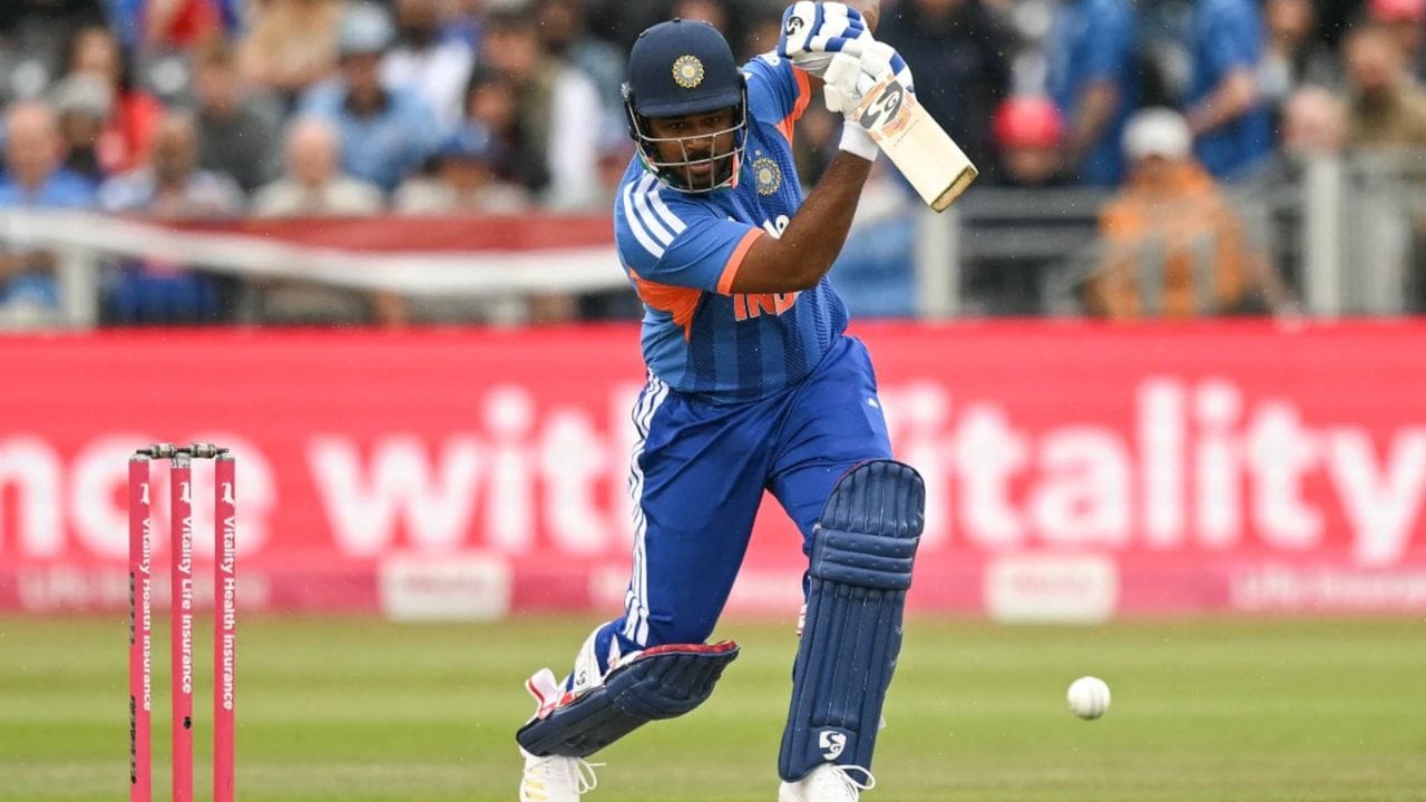 బౌలర్ల వైఫల్యంపై ఆగ్రహం.. కోచ్, కెప్టెన్ల అధికారాలకు కత్తెర..: ప్రస్తుతం జట్టులో ప్రధాన బౌలర్లుగా ఉన్న అర్ష్‌దీప్ సింగ్, హర్షిత్ రాణాలు ప్రత్యర్థి బ్యాటర్లపై ఎలాంటి ప్రభావం చూపలేకపోతున్నారు. పరుగులను నియంత్రించడంలో, వికెట్లు తీయడంలో పూర్తిగా విఫలమవుతున్నారు. దీంతో ఇంగ్లండ్ టీ20 సిరీస్ ముగిసిన వెంటనే బౌలింగ్ విభాగంలో భారీ మార్పులు చేయాలని బీసీసీఐ నిర్ణయించింది.