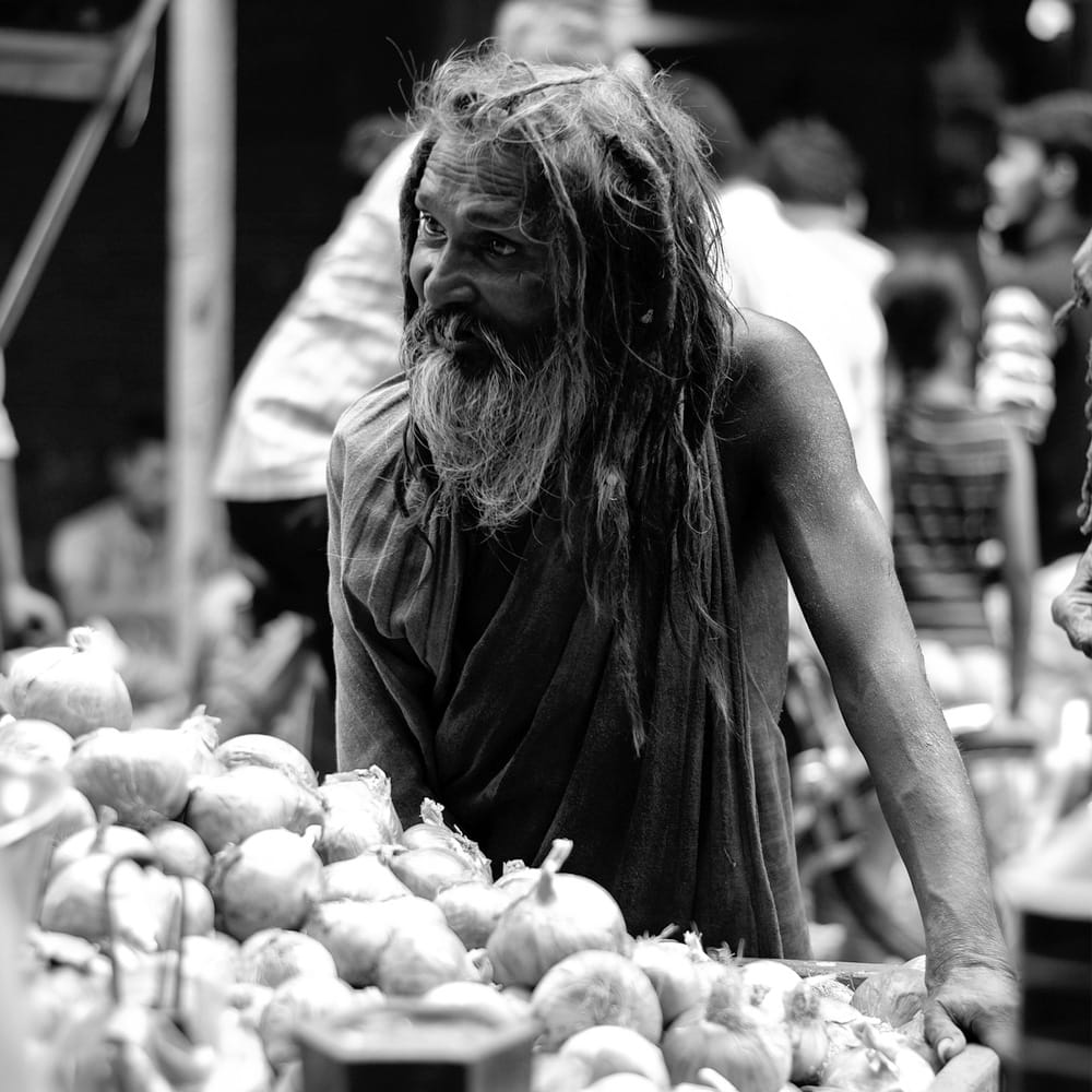 విచారణలో జనార్ధన్ హైదర్‌నగర్ ప్రాంతంలో భిక్షాటన చేస్తూ జీవించేవాడని, రాత్రి వేళల్లో మైసమ్మ ఆలయం వెనుక ఉన్న ఎంఎంఎస్ ఫ్యాబ్రికేషన్ షట్టర్ ముందు నిద్రించేవాడని తెలిసింది. అనారోగ్యం, సరైన వైద్య చికిత్స లేకపోవడం, తగిన పోషకాహారం అందకపోవడంతో ఆరోగ్య పరిస్థితి క్రమంగా విషమించి ఆయన మరణించి ఉండవచ్చని కుటుంబ సభ్యులు భావిస్తున్నారు. తన భర్త మృతిపై ఎవరి పట్ల కూడా ఎలాంటి అనుమానం లేదని భార్య పోలీసులకు స్పష్టం చేసింది. ఆమె ఫిర్యాదు మేరకు కేపీహెచ్‌బీ పోలీసులు కేసు నమోదు చేసి దర్యాప్తు చేపట్టారు. కేసును హెడ్ కానిస్టేబుల్ జె. దత్తాత్రేయులు దర్యాప్తు చేస్తున్నారు.