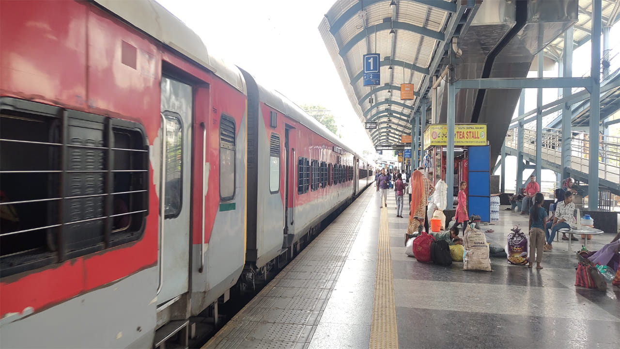 Indian Railways: భారత రైల్వే. ఇది దేశంలోనే అతిపెద్ద రవాణా వ్యవస్థ. మన భారత రైల్వే ప్రపంచంలోనే నాలుగో స్థానంలో ఉంది. ప్రతి రోజు లక్షలాది మంది రైళ్ల ద్వారా ప్రయాణిస్తున్నారు. అయితే ప్రయాణికులకు మెరుగైన సేవలు అందించేందుకు, అలాగే టికెట్ బుకింగ్లో మరింత సులభతరం చేసేందుకు కొత్త సదుపాయాలను అందుబాటులోకి తీసుకువస్తోంది. రైల్వే శాఖ ఇప్పుడు RailOne యాప్ను అందుబాటులోకి తీసుకువచ్చిన విషయం తెలిసిందే. ఇప్పుడు ఐఆర్సీటీసీ వెబ్సైట్లో కూడా ఎన్నో మార్పులు చేసింది. టికెట్ బుకింగ్ శాతాన్ని కూడా పెంచింది రైల్వే. గతంలో కంటే ఇప్పుడు రెట్టింపు స్థాయిలో బుకింగ్ వ్యవస్థను తీసుకువచ్చింది.