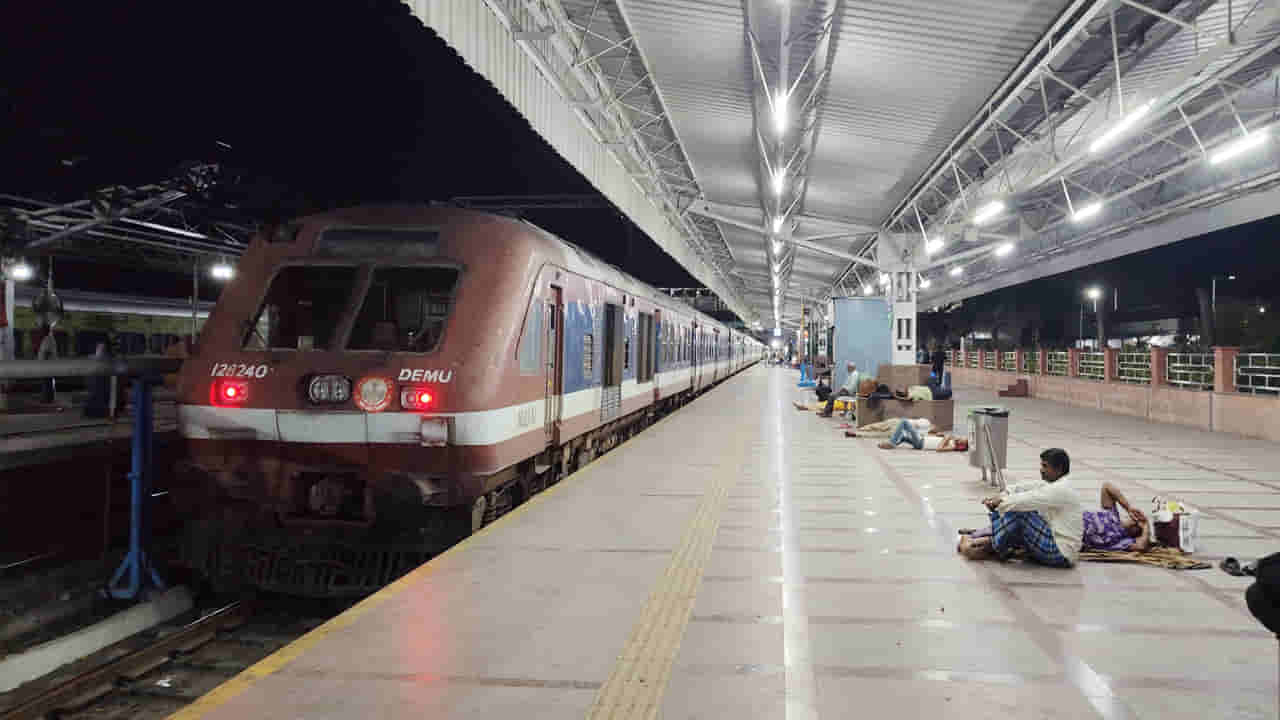 Indian Railways: రైలెక్కే ముందు ఎందులో ఎన్ని సీట్లు ఖాళీగా ఉన్నాయో మీ మొబైల్లోనే తెలుసుకోవచ్చు.. టికెట్ పొందడానికి సూపర్ ట్రిక్