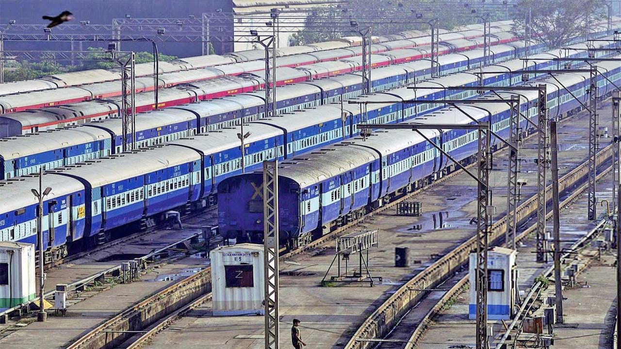 Indian Railways: ప్రయాణికులకు గుడ్న్యూస్.. ఆషాఢ ఏకాదశి సందర్భంగా ప్రత్యేక రైళ్లు