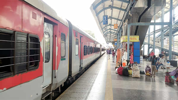 Indian Railways Rules: మీరు వేరొకరి రైలు టికెట్పై ప్రయాణిస్తే ఏమవుతుందో తెలుసా..?