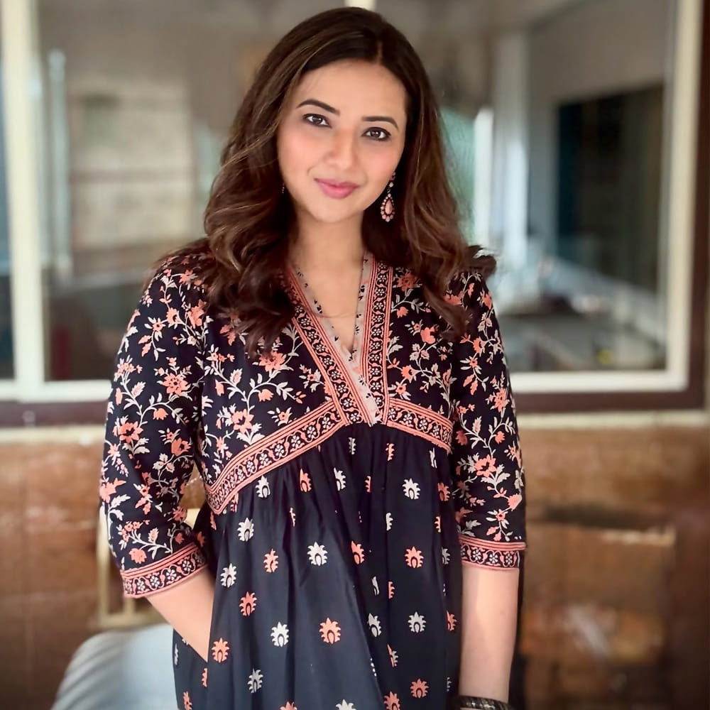 ఇండస్ట్రీలోకి వచ్చిన తక్కువ సమయంలోనే ఇండస్ట్రీలో క్లిక్ అయ్యింది ఈ . దీంతో ఆ తర్వాత తెలుగులో ఈ బ్యూటీకి వరుస ఆఫర్స్ వచ్చాయి. మొత్తం ఐదు తెలుగు సినిమాలు.. అలాగే ఒక కన్నడ సినిమాలో అలరించింది. అయితే ప్రేమ కావాలి తర్వాత ఆ స్థాయిలో మరో హిట్ అందుకోలేకపోయింది ఈ ముద్దుగుమ్మ. దీంతో ఈ బ్యూటీకి ఆఫర్స్ తగ్గిపోయాయి. అలా మెల్లగా సినిమాలకు దూరం అయ్యింది. సోషల్ మీడియలోనే అభిమానులను కవ్వించింది.