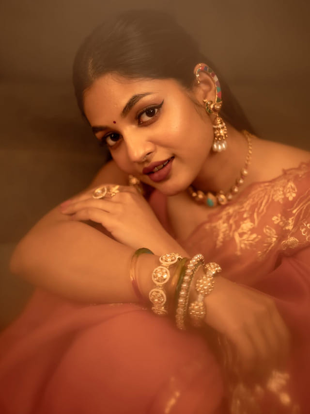 సన్నజాజి తీగలా.. తన ఒంపు సొంపులతో మెస్మరైజ్ చేస్తున్న ఇవానా