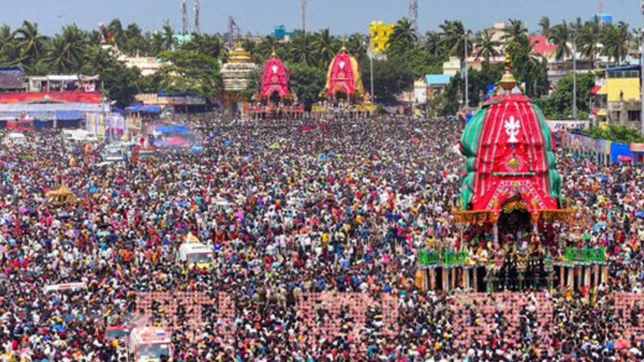 ఈ ఉత్సవాలు ప్రధానంగా కరాచీలో, అక్బర్ రోడ్‌లోని రత్తన్ తలావ్‌లో ఉన్న శ్రీ స్వామినారాయణ మందిరం, మారి మాతా ఆలయం చుట్టూ నిర్వహించబడతాయి. ముగ్గురు దేవతలను అందంగా అలంకరించి, ఊరిగేంపు చేస్తుంటారు. అంతే కాకుండా భక్తులు, భజనలు, కీర్తనలు పాడుతూ, ప్రార్థనలు చేస్తుంటారు. అంతే కాకుండా ఈ ఊరేగింపులో పురుషులు, మహిళలు అందరూ పాల్గొంటారు. అక్కడ ఆధ్యాత్మిక వాతావరణాన్ని సృష్టిస్తుంది.