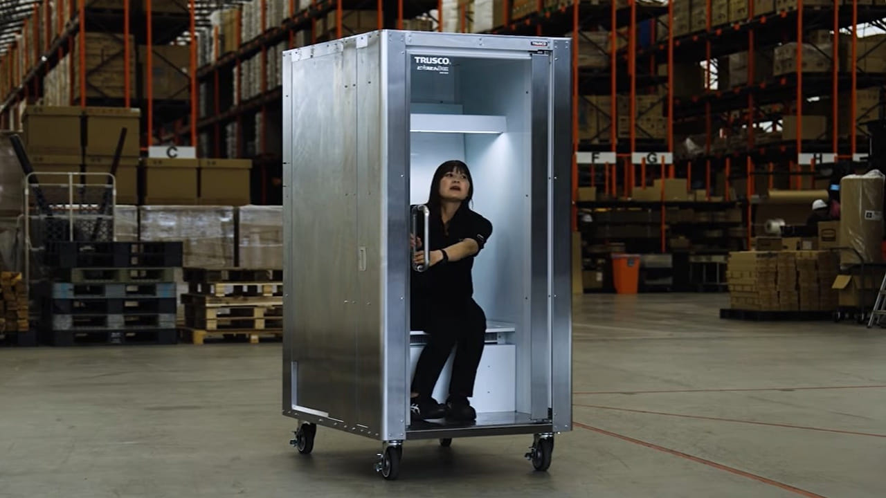 ఇక మారరా..? వేడి పెరిగిందనీ ‘మానవ ఫ్రిజ్’ తయారు చేశారు..!
