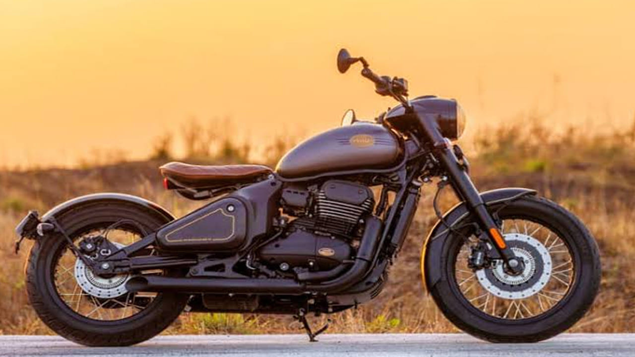 జావా 42 బాబర్, రాయల్ ఎన్ఫీల్డ్ మీటియోర్ 350: బజాజ్ అవెంజర్తో పాటు జావా 42 బాబర్, రాయల్ ఎన్ఫీల్డ్ మీటియోర్ 350 బరువైన లుక్ ఇష్టపడే తక్కువ ఎత్తు గల రైడర్లకు బెస్ట్ ఆప్షన్స్. ఇవి రెండూ క్లాసిక్ రెట్రో లుక్తో పాటు అద్భుతమైన రోడ్ ప్రెజెన్స్ను అందిస్తాయి. వీటి తక్కువ సీటు డిజైన్ కారణంగా షార్ట్ రైడర్స్ లాంగ్ డ్రైవ్స్లో కూడా ఎలాంటి అలసట లేకుండా సులభంగా ప్రయాణించవచ్చు.