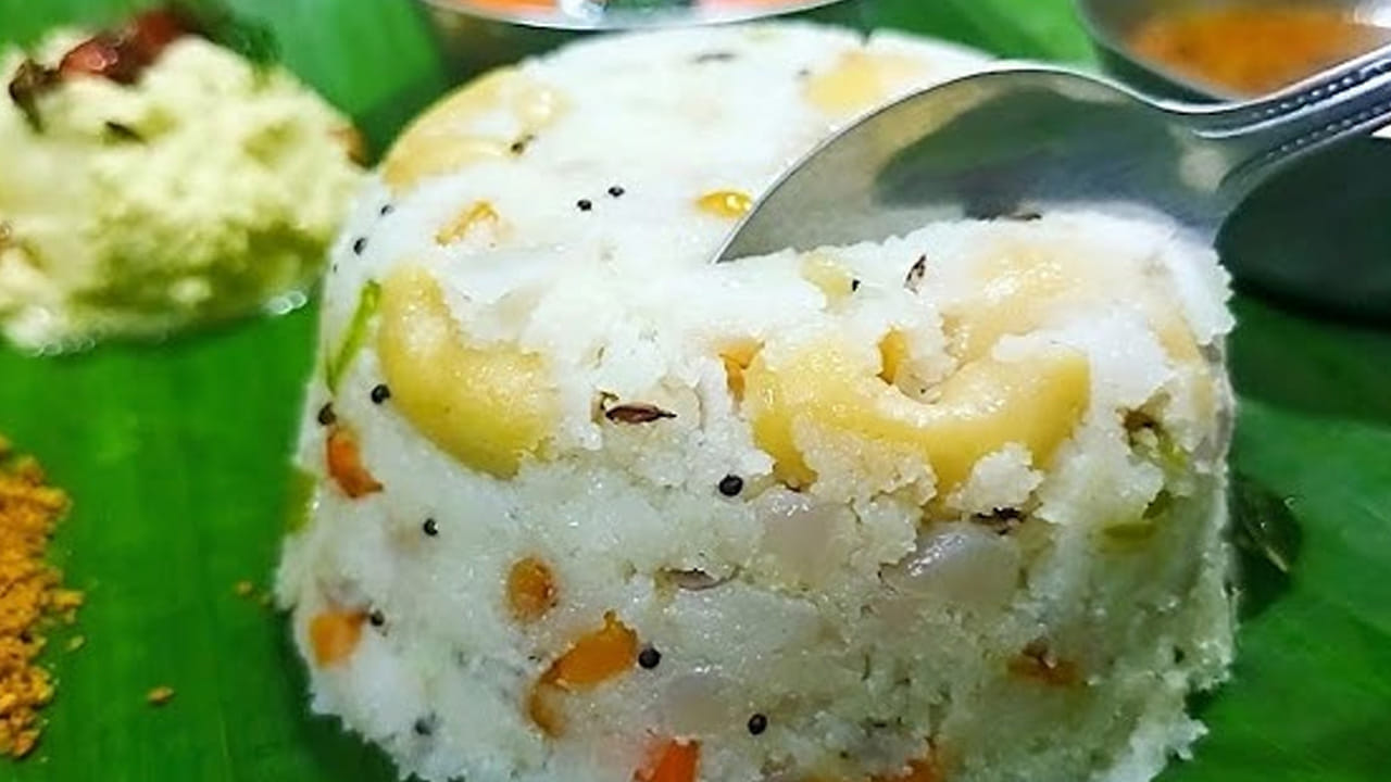 జీడిపప్పు ఉప్మా తయారి విధానం స్టెప్ 2: కొద్దీ సేపటి తర్వాత దీనిలో కొద్దిగా అల్లం, నాలుగు పచ్చిమిర్చి, 10 కరివేపాకు ఆకులు , మీడియం సైజ్ ఉల్లిపాయ ముక్కలు వేసి దీనిని మెత్తగా అయ్యే వరకు బాగా వేయించాలి. బాగా వేగిన తర్వాత దీనిలో మూడు కప్పుల నీరు పోసి ఇంకా ఉప్పు కూడా వేసి దీనిని బాగా మరిగించుకోవాలి.