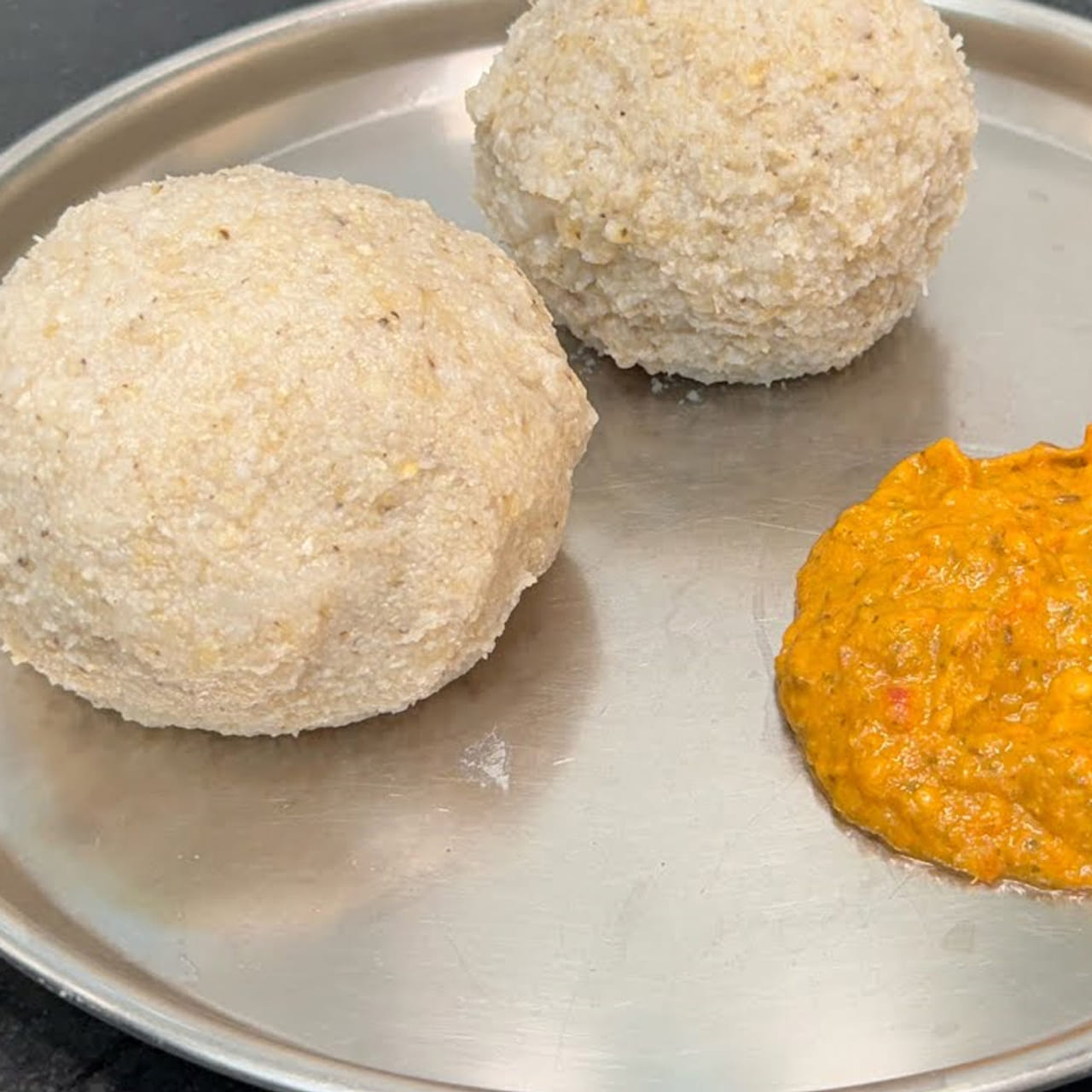 మన అమ్మమ్మలు, నానమ్మల కాలంలో ఎంతో ఇష్టంగా వండుకుని తిన్న (జొన్న అన్నం) శరీరానికి ఎంతో మేలు చేస్తుంది. ఇది వెజ్ మరియు నాన్-వెజ్ కూరల్లోకి అద్భుతంగా ఉంటుంది. దీని తయారీకి మొదటగా రెండు గ్లాసుల పచ్చ జొన్నలను తీసుకుని, వాటిలోని ధూళి పోయేలా నాలుగైదు సార్లు శుభ్రంగా కడుక్కోవాలి. ఆ తర్వాత తగినన్ని నీళ్లు పోసి రాత్రంతా నానబెట్టాలి. మరుసటి రోజు ఉదయానికి జొన్నలు బాగా నాని ఉంటాయి. ఇప్పుడు ఆ నీటిని పూర్తిగా వడకట్టేసి, జొన్నలను కొద్దిగా ఆరనివ్వాలి.
