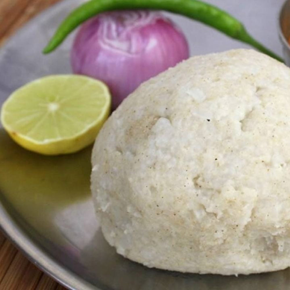 జొన్నలు కొద్దిగా పొడిగా అయిన తర్వాత, వాటిని రోట్లో వేసి ఒక రెండు నిమిషాల పాటు దంచుకోవాలి. ఇలా దంచడం వల్ల జొన్నల పైన ఉండే పొట్టు సులువుగా ఊడిపోతుంది. రోలు లేనివారు మిక్సీ జార్లో వేసి కచ్చాపచ్చాగా గ్రైండ్ చేసుకోవచ్చు. దంచిన తర్వాత ఒక చాటలోకి తీసుకుని పొట్టును పూర్తిగా చెరిగి వేరు చేయాలి. ఇలా చేయడం వల్ల జొన్న బువ్వ ముద్దలు కాకుండా నీట్గా వస్తుంది. మిగిలిన నూకను మిక్సీలో మరీ మెత్తగా కాకుండా బరకగా పట్టుకోవాలి.