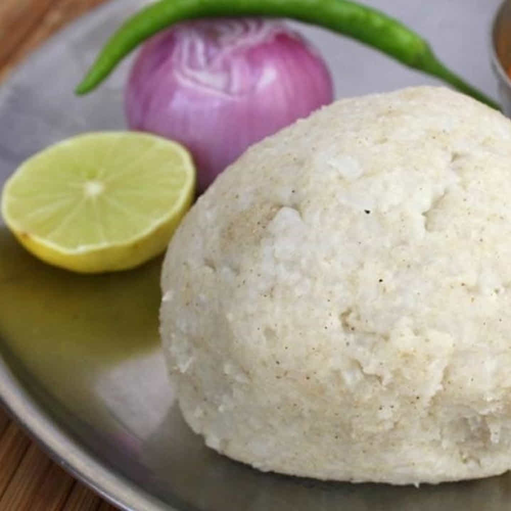 జొన్నలు కొద్దిగా పొడిగా అయిన తర్వాత, వాటిని రోట్లో వేసి ఒక రెండు నిమిషాల పాటు దంచుకోవాలి. ఇలా దంచడం వల్ల జొన్నల పైన ఉండే పొట్టు సులువుగా ఊడిపోతుంది. రోలు లేనివారు మిక్సీ జార్లో వేసి కచ్చాపచ్చాగా గ్రైండ్ చేసుకోవచ్చు. దంచిన తర్వాత ఒక చాటలోకి తీసుకుని పొట్టును పూర్తిగా చెరిగి వేరు చేయాలి. ఇలా చేయడం వల్ల జొన్న బువ్వ ముద్దలు కాకుండా నీట్గా వస్తుంది. మిగిలిన నూకను మిక్సీలో మరీ మెత్తగా కాకుండా బరకగా పట్టుకోవాలి.