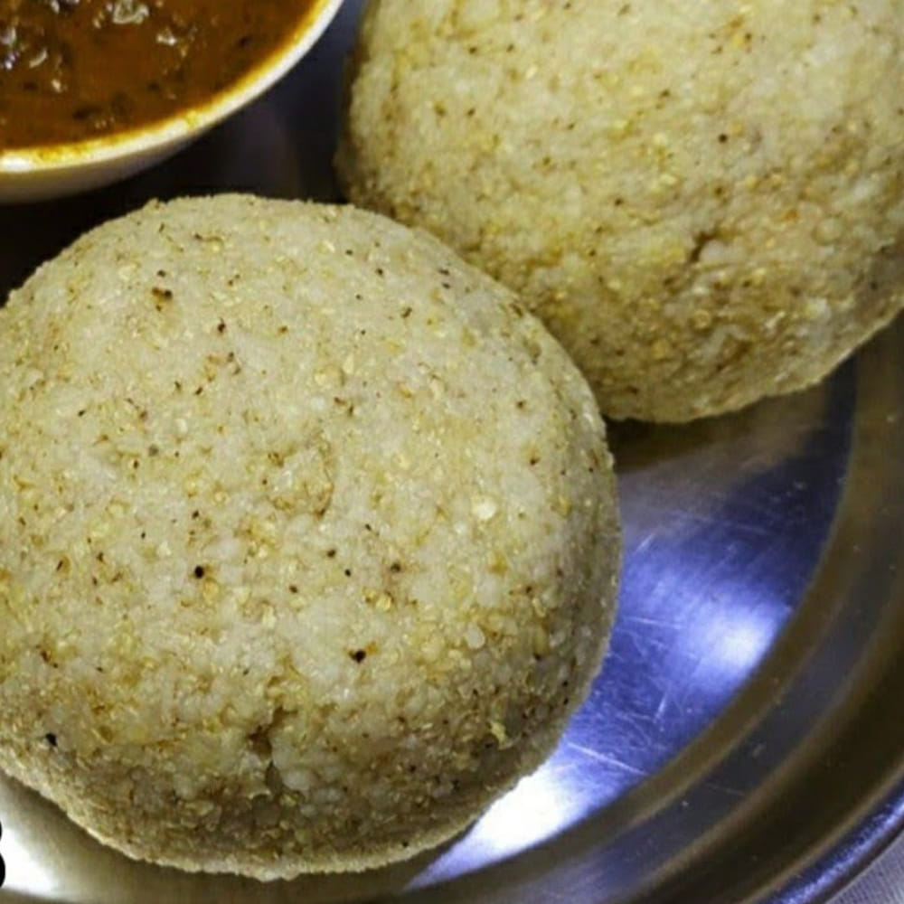 ఇప్పుడు స్టవ్పై అడుగు మందంగా ఉన్న గిన్నె లేదా మట్టి కుండ పెట్టుకుని, రెండు గ్లాసుల జొన్న నూకకు ఏడు గ్లాసుల నీళ్లు పోయాలి. జొన్నలు ఉడకడానికి కాస్త ఎక్కువ సమయం మరియు నీళ్లు పడతాయి. నీటిలో ఒక స్పూన్ ఉప్పు వేసి బాగా మరగనివ్వాలి. ఎసరు మరుగుతున్నప్పుడు మనం సిద్ధం చేసుకున్న జొన్న నూకను వేస్తూ, ఉండలు కట్టకుండా కలుపుకోవాలి.