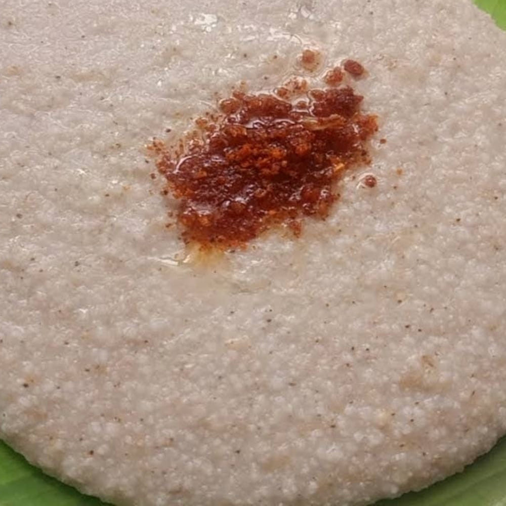 అంతేకాదు, మిగిలిన జొన్న బువ్వను ముద్దలు చేసి రాత్రి మజ్జిగలో నానబెట్టి, మరుసటి రోజు ఉదయం ఉల్లిపాయ నంచుకుని తింటే కడుపులో ఎంతో చల్లగా ఉంటుంది. ఇడ్లీ, దోసల కంటే ఈ చద్దన్నం ఆరోగ్యానికి ఎంతో శ్రేష్ఠం. మన పిల్లలకు కూడా చిన్నప్పటి నుంచే ఇలాంటి సంప్రదాయ వంటకాలను అలవాటు చేద్దాం!