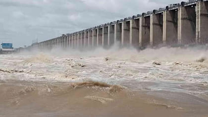 కృష్ణమ్మ పరవళ్లతో ప్రాజెక్టులకు జలకళ..!