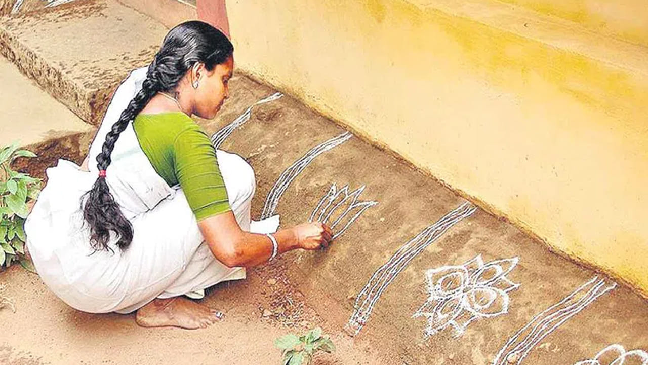 Andhra: ఇంటి ముందు డైలీ కళ్లాపి చల్లుతున్నారా..? అలా అయితే మీ ప్రాణాలకే ముప్పు..