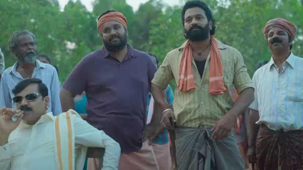 అదే కాంతార. రిషబ్ శెట్టి దర్శకత్వం వహించిన ఈ సినిమా 2022లో విడుదలై సంచలనం సృష్టించింది. ఈ చిత్రంలో రిషబ్ శెట్టి కథానాయకుడిగా, సప్తమి గౌడ కథానాయికగా నటించారు. కిషోర్ ఒక పోలీస్ అధికారి పాత్రను పోషించారు. ఈ చిత్రం తీరప్రాంత కర్ణాటక యొక్క పవిత్ర మరియు ఆధ్యాత్మిక సంప్రదాయమైన భూత కోలాను ప్రపంచానికి పరిచయం చేసింది. ప్రకృతికి, మనిషికి మధ్య ఉండే వైరుధ్యాలతో కూడిన పంజర్లి దేవత కథ ఆధారంగా విడుదలైన ఈ చిత్రంపై మొదట్లో కన్నడలో పెద్దగా అంచనాలు లేవు.