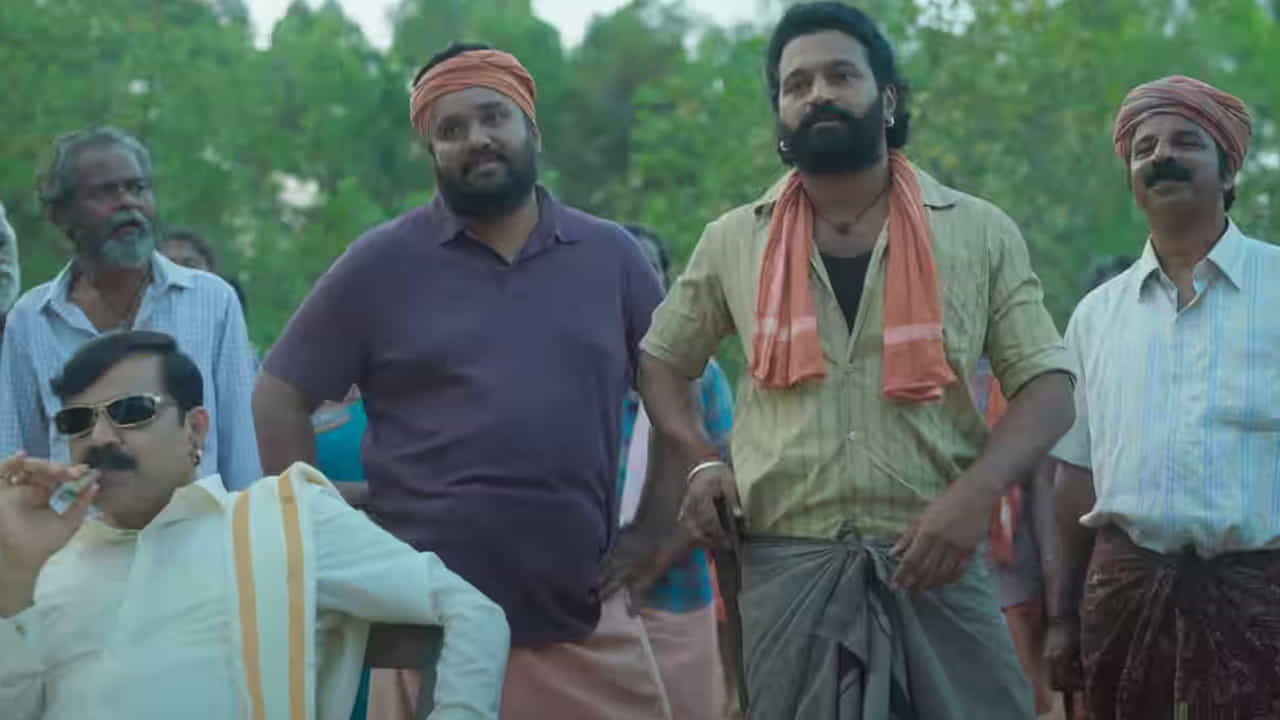 అదే కాంతార. రిషబ్ శెట్టి దర్శకత్వం వహించిన ఈ సినిమా 2022లో విడుదలై సంచలనం సృష్టించింది. ఈ చిత్రంలో రిషబ్ శెట్టి కథానాయకుడిగా, సప్తమి గౌడ కథానాయికగా నటించారు. కిషోర్ ఒక పోలీస్ అధికారి పాత్రను పోషించారు. ఈ చిత్రం తీరప్రాంత కర్ణాటక యొక్క పవిత్ర మరియు ఆధ్యాత్మిక సంప్రదాయమైన భూత కోలాను ప్రపంచానికి పరిచయం చేసింది. ప్రకృతికి, మనిషికి మధ్య ఉండే వైరుధ్యాలతో కూడిన పంజర్లి దేవత కథ ఆధారంగా విడుదలైన ఈ చిత్రంపై మొదట్లో కన్నడలో పెద్దగా అంచనాలు లేవు.