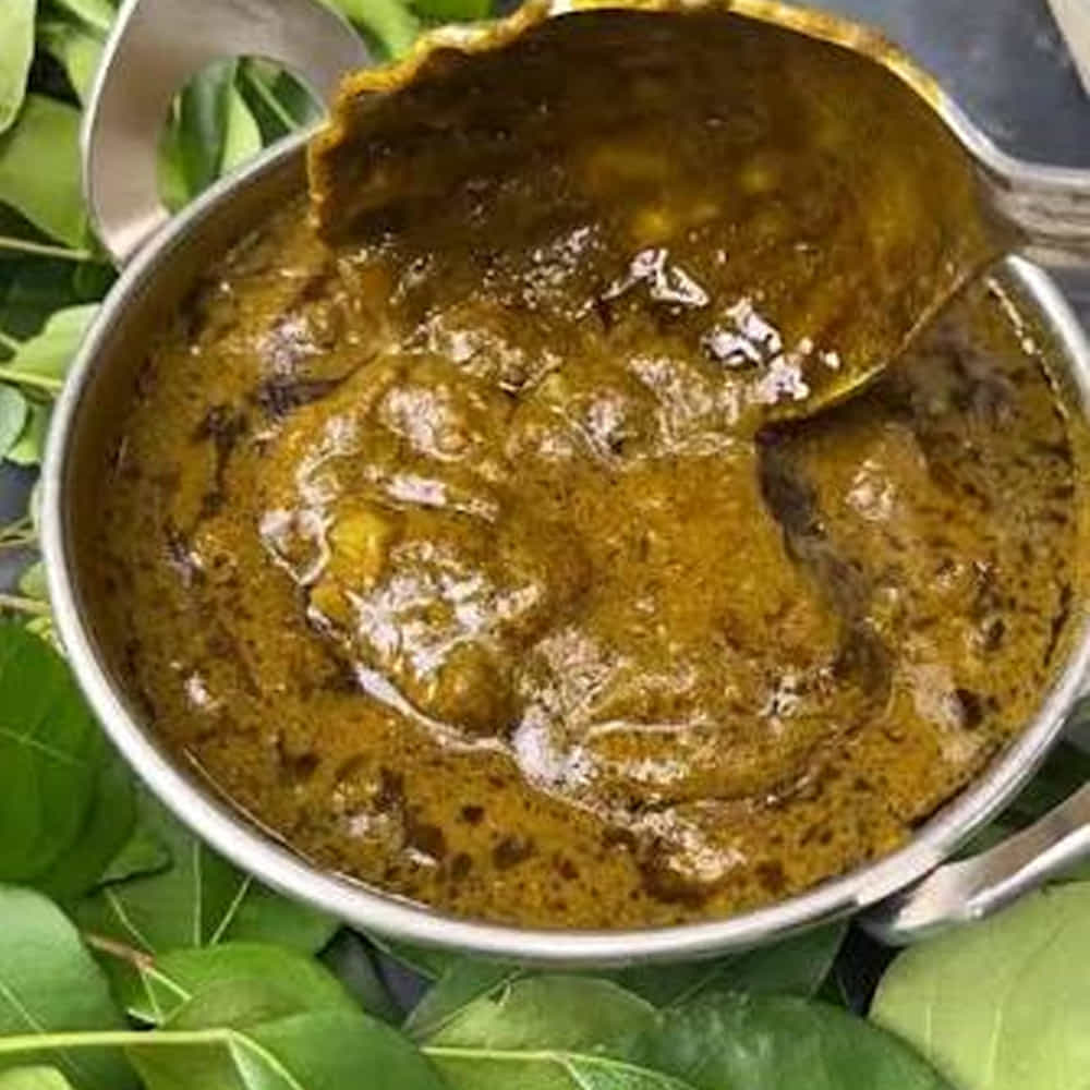 ఒక కడాయిలో రెండు మూడు స్పూన్ల నూనె వేడి చేసి, అందులో ఈ కరివేపాకును వేసి క్రిస్పీగా అయ్యేంత వరకు మధ్యస్థ మంట మీద బాగా వేయించుకోవాలి. వేగిన కరివేపాకు చల్లారిన తర్వాత, మిక్సీ జార్లో లేదా రోట్లో వేసి మెత్తటి పేస్ట్లా గ్రైండ్ చేసుకోవాలి. ఆ తర్వాత, అదే కడాయిలో మరికొంచెం నూనె వేసి, ఆవాలు, జీలకర్ర, ఎండుమిర్చి పోపు పెట్టుకోవాలి. ఇందులో గుప్పెడు పొట్టు తీసిన వెల్లుల్లి రెబ్బలు వేసి వేయించాలి .