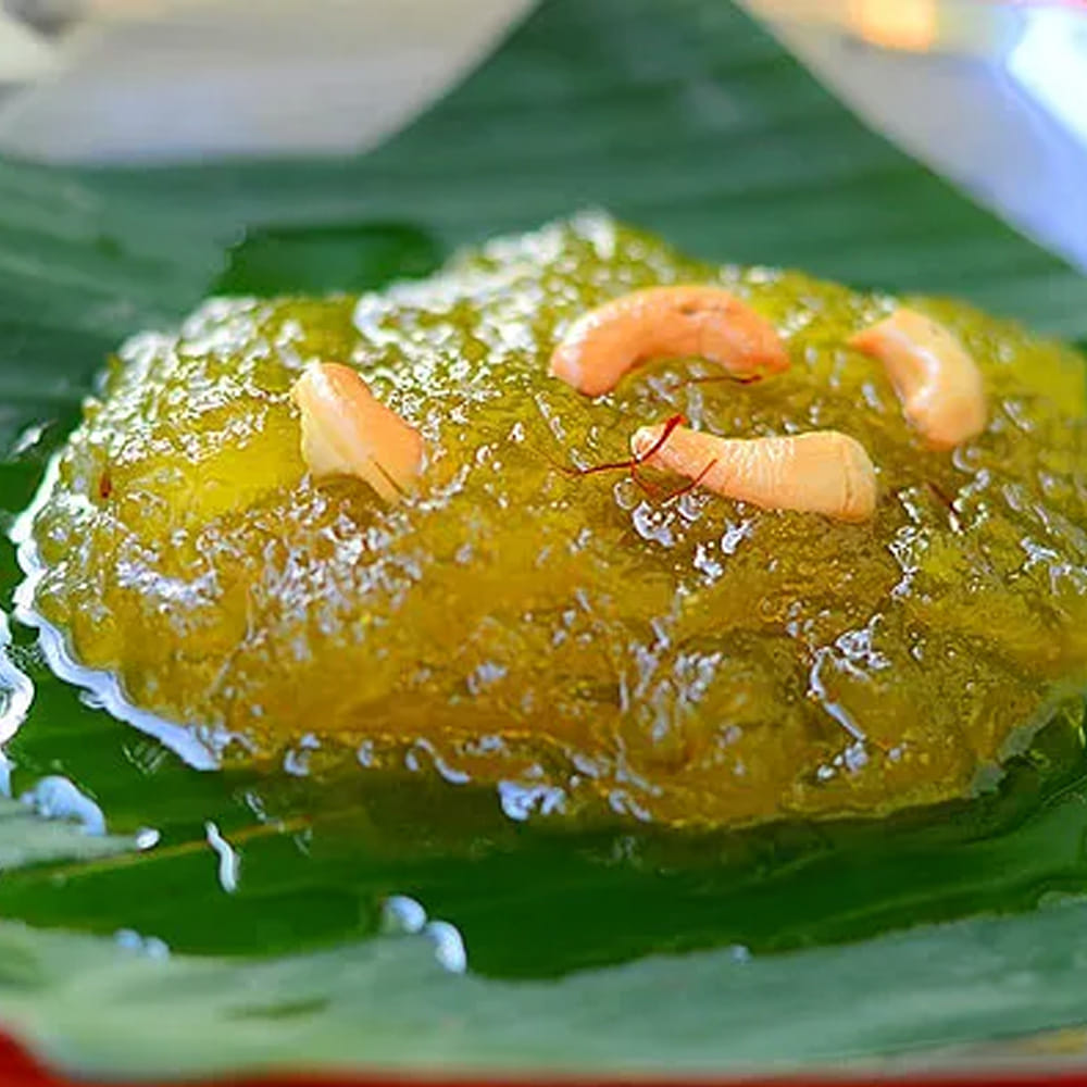 పంచదార కరిగి మిశ్రమం గులాబ్ జామున్ పాకంలా జిగురుగా వచ్చేంత వరకు 10 నుండి 15 నిమిషాలు ఉడికించాలి. పాకం పర్‌ఫెక్ట్‌గా వచ్చిన తర్వాత అందులో 7-8 బొట్లు నిమ్మరసం వేయాలి. నిమ్మరసం వేయడం వల్ల హల్వా చల్లారిన తర్వాత పంచదార స్పటికలుగా (రవ్వగా) మారకుండా మృదువుగా ఉంటుంది.