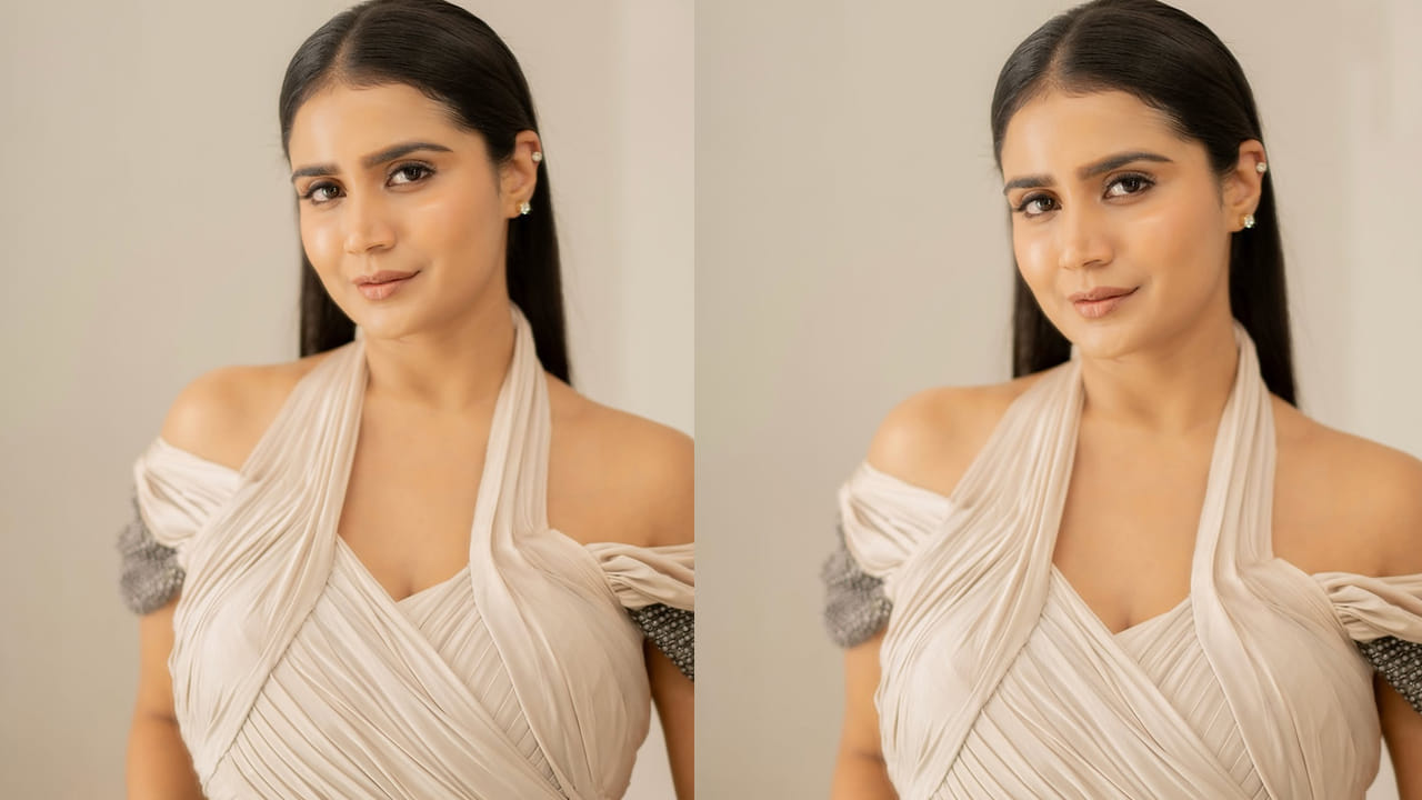 ప్రస్తుతం ఈ క్రేజీ ఎంట్రీపై అధికారిక ప్రకటన రావాల్సి ఉన్నప్పటికీ, కావ్య శ్రీ అభిమానులు మాత్రం ఆమెను బిగ్ బాస్ వేదికపై చూడటానికి ఇప్పటినుంచే సిద్ధమవుతున్నారు. ఒకవేళ ఇదే నిజమైతే, బిగ్ బాస్ సీజన్ 10 మరింత రసవత్తరంగా మారడం ఖాయం. కావ్య శ్రీ.. బుల్లితెరపై చాలా ఫేమస్.. కోయిలమ్మ సీరియల్ ద్వారా తెలుగు తెరకు పరిచయమైన ఈ అమ్మడు.. ఆ తర్వాత చిన్ని సీరియల్ ద్వారా మరింత పాపులర్ అయ్యింది. ఈ సీరియల్లో తల్లి పాత్రలో అద్భుతమైన నటనతో కట్టిపడేసింది.